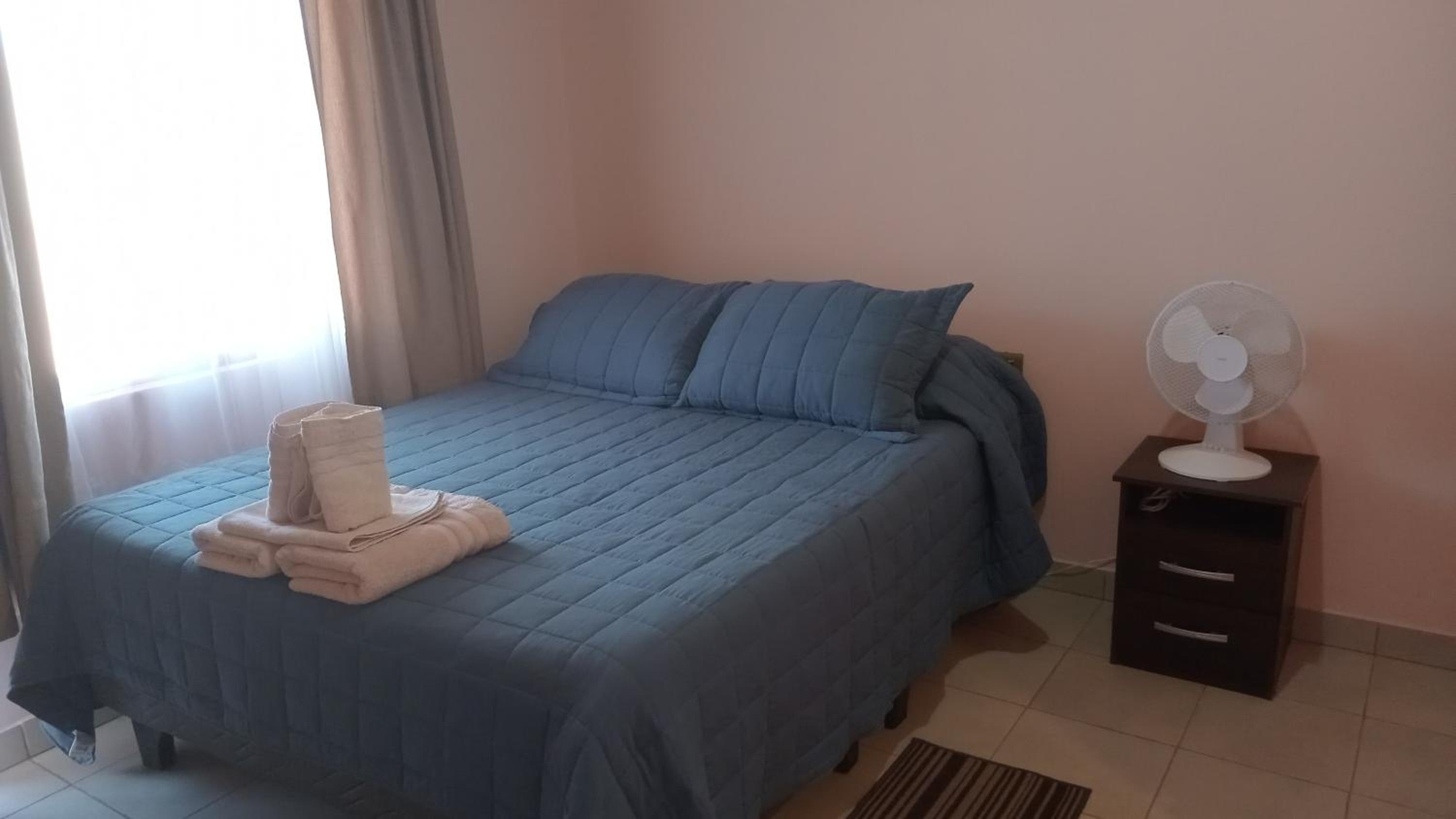 Queen Room photo 1