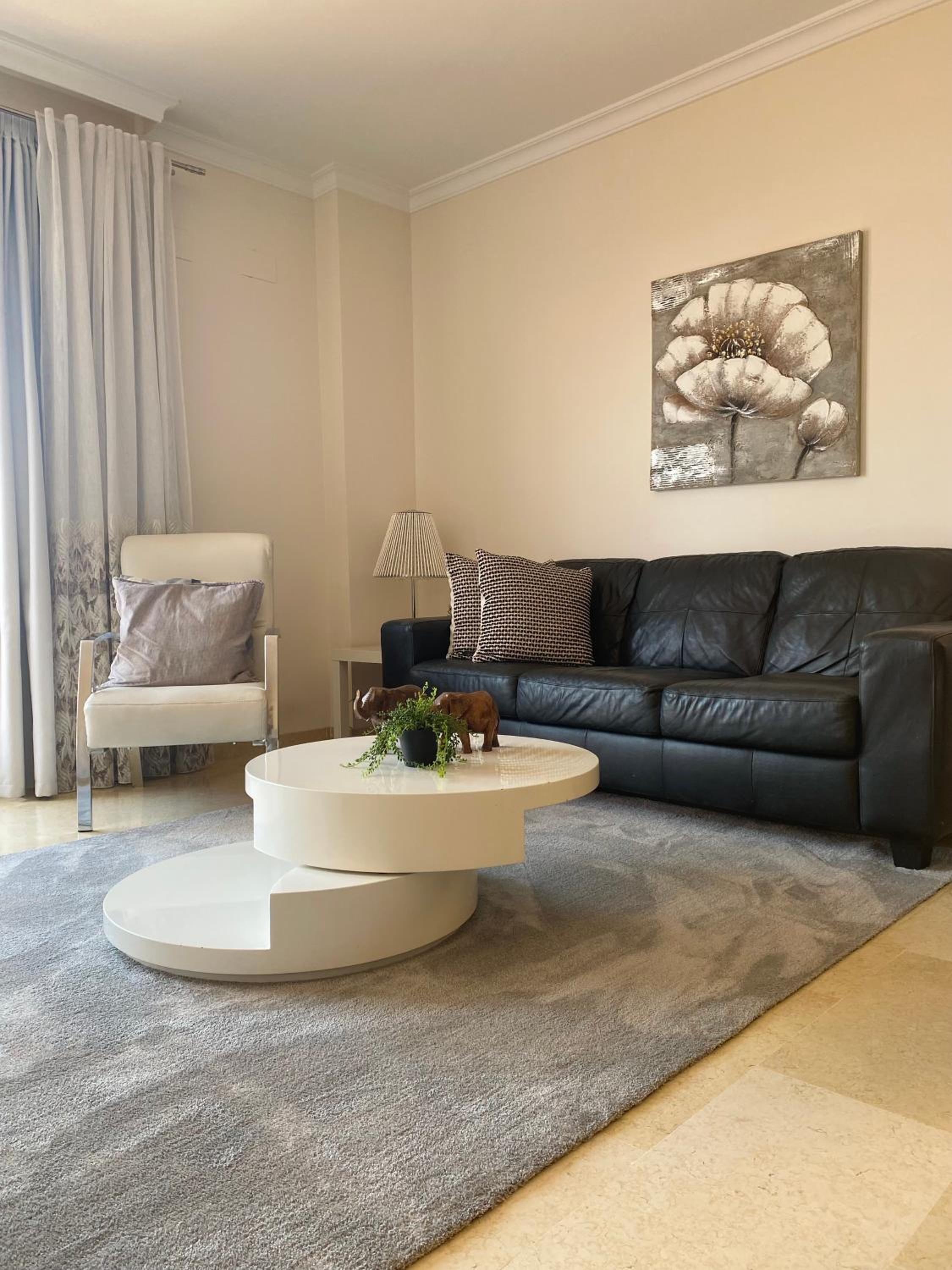 Apartamento de dos habitaciones con terraza y vista al mar