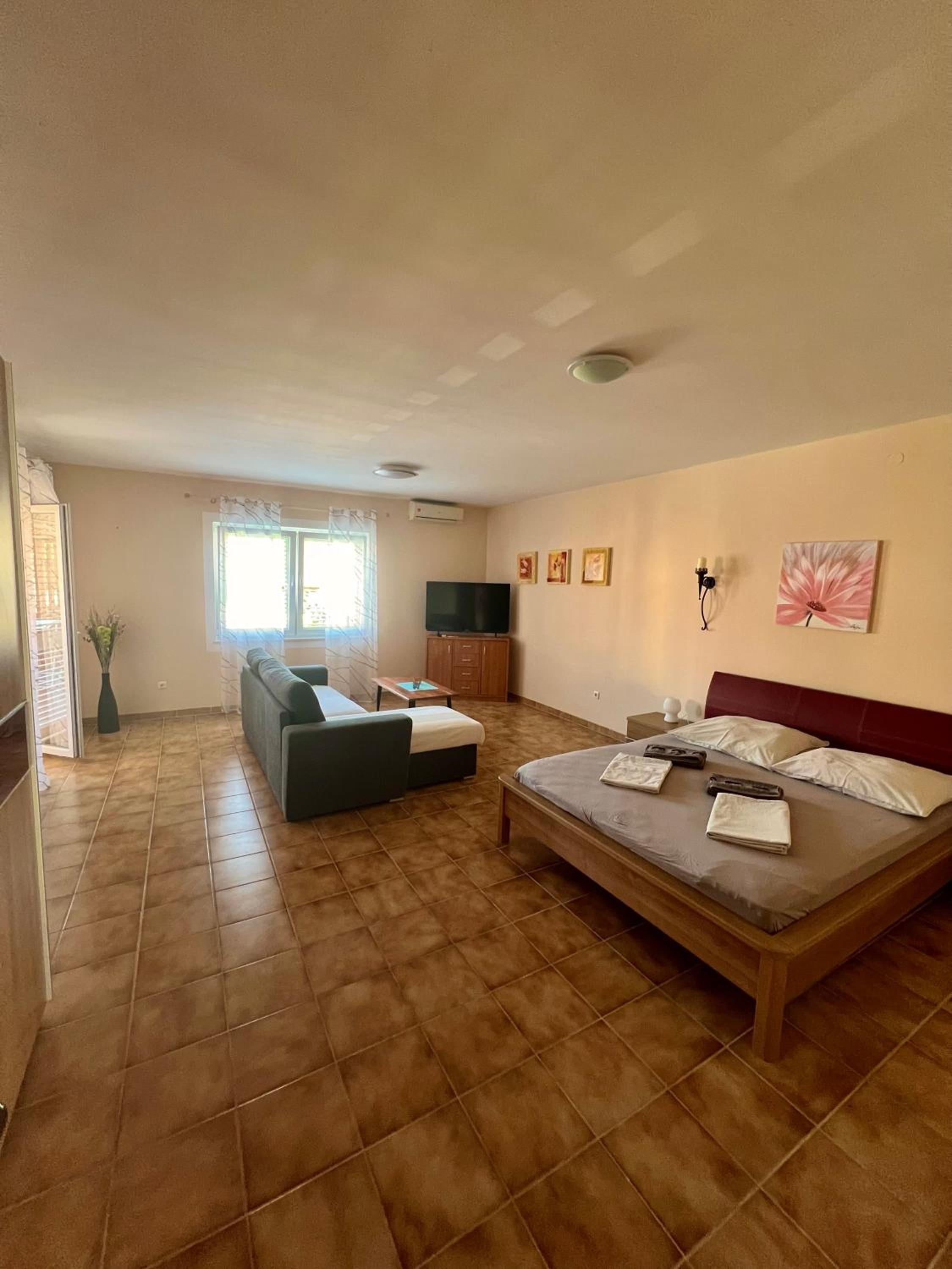 Studio Apartment with One Double Bed