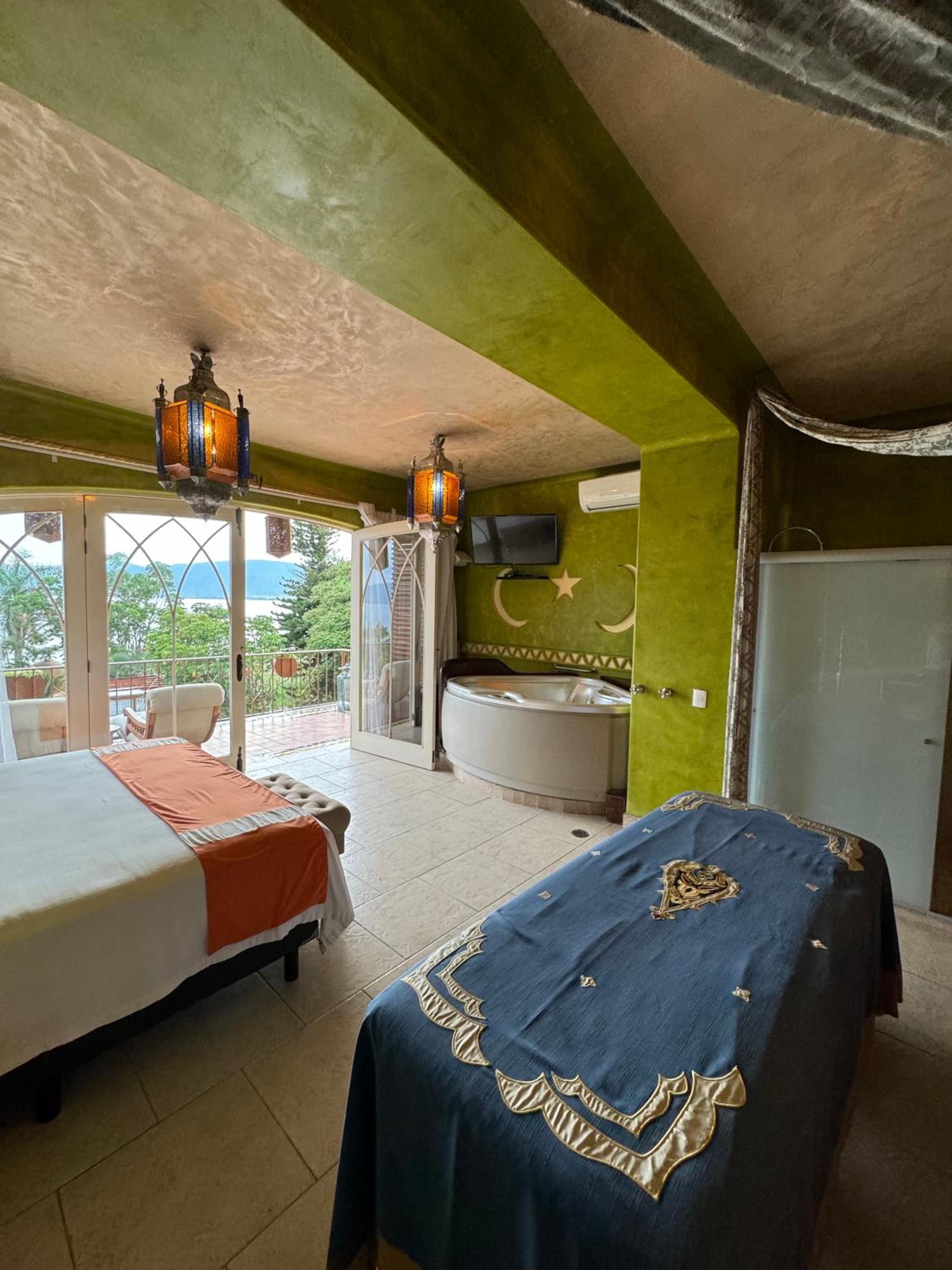 Suite with Hot Tub - Photo 2