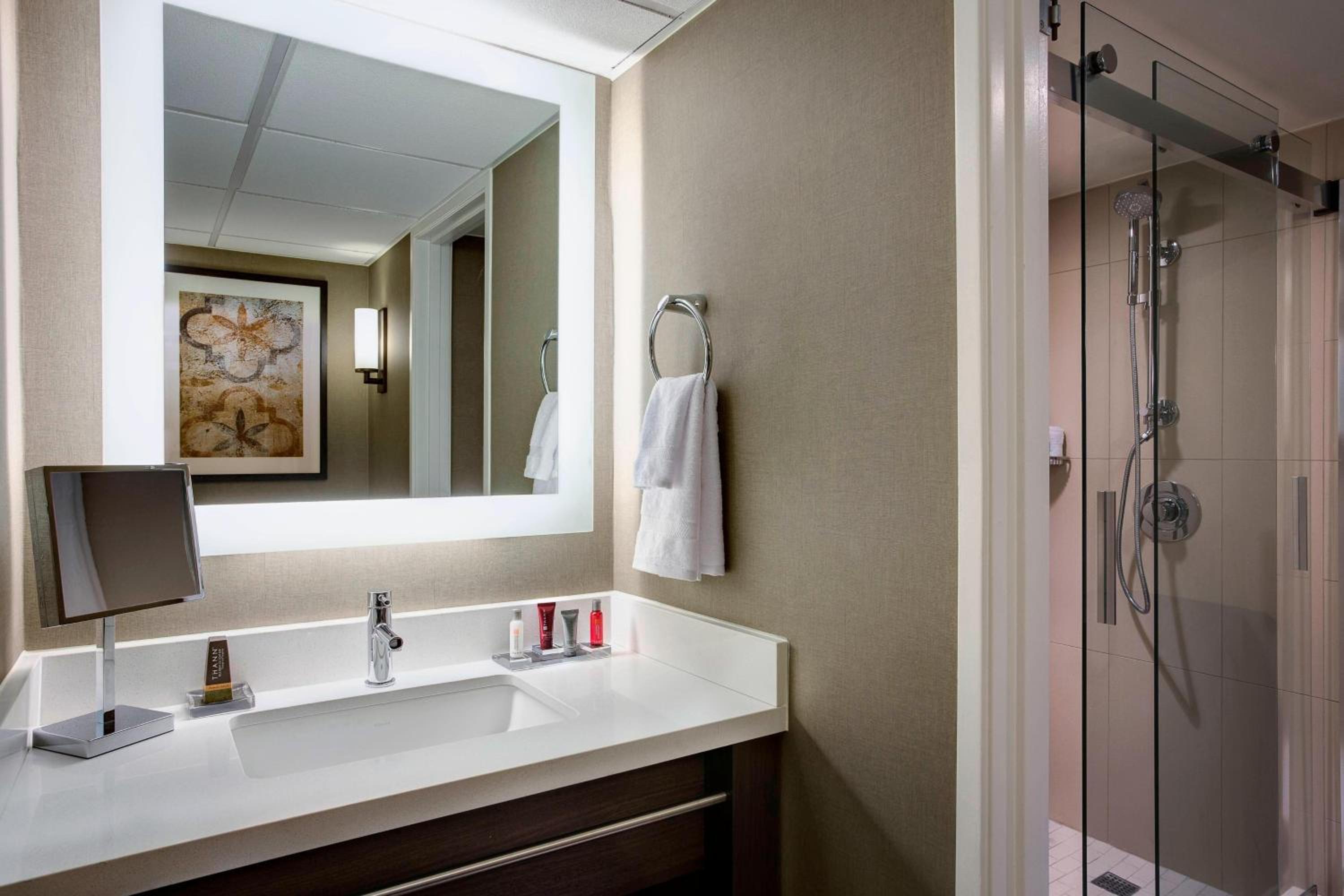 Standard King Room - Photo 5