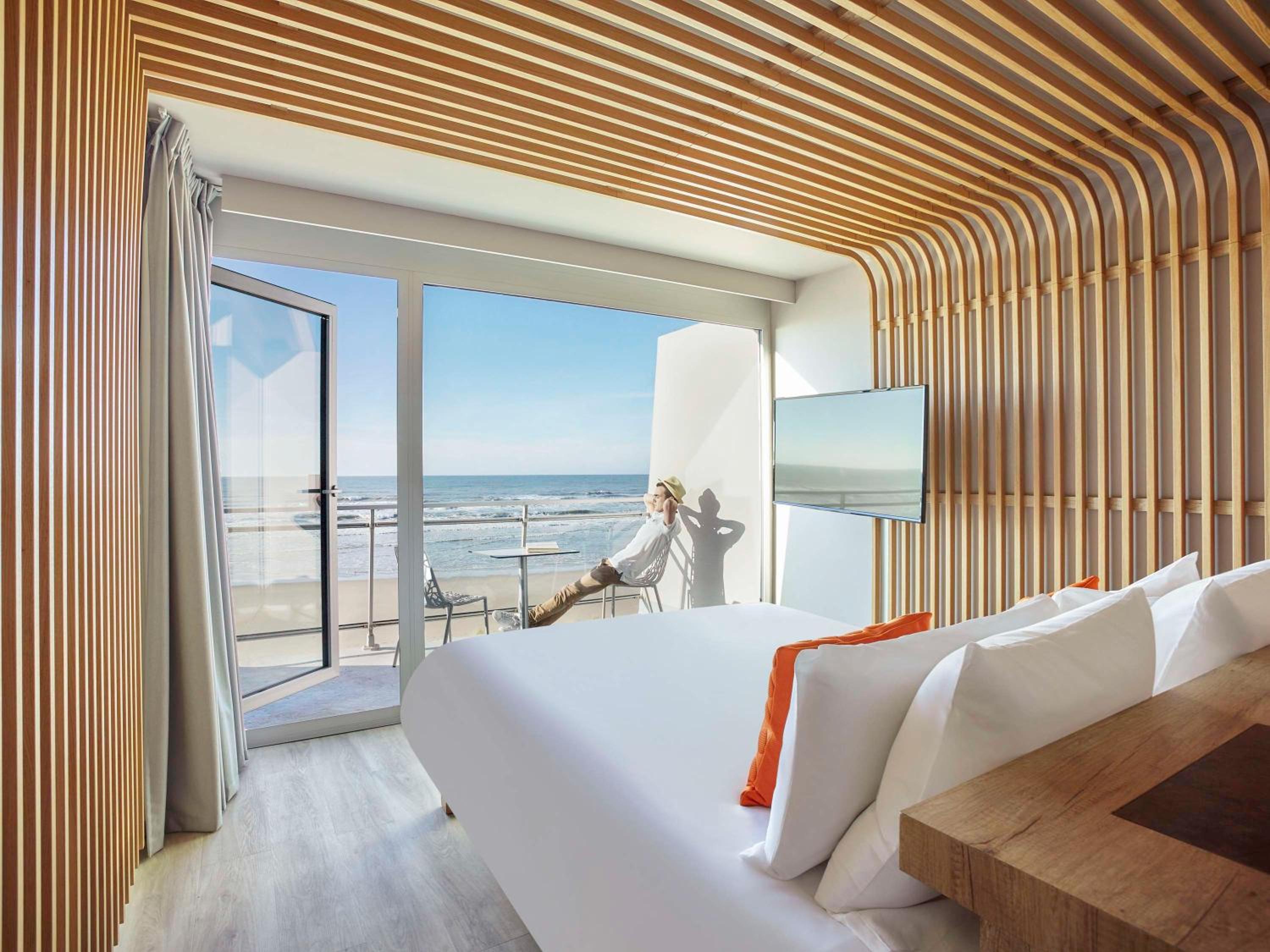 Executive Room with sea view, balcony, double bed and sofa bed photo 2