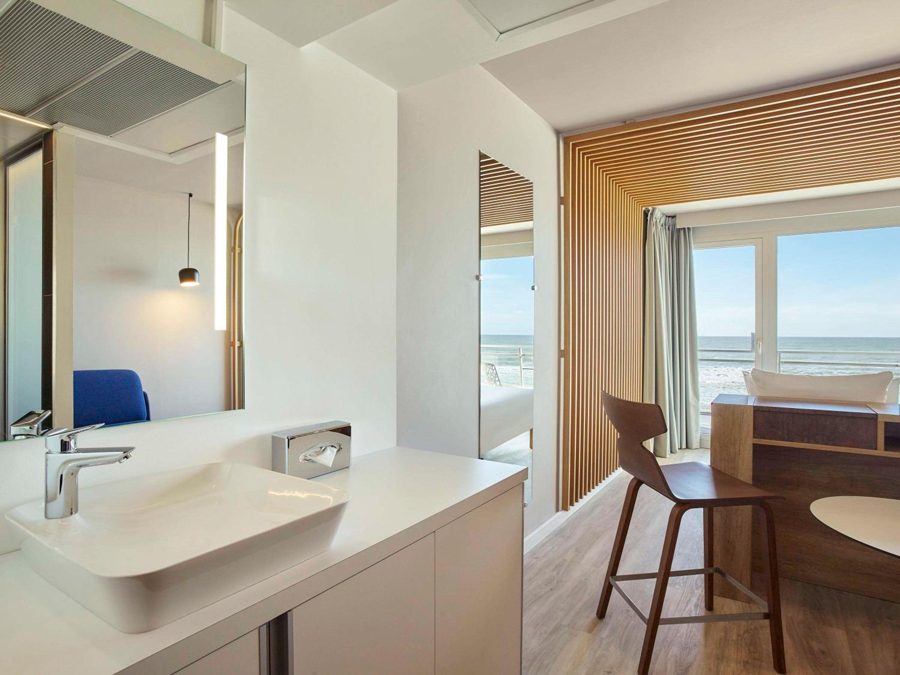 Executive Room with sea view, balcony, double bed and sofa bed photo 1