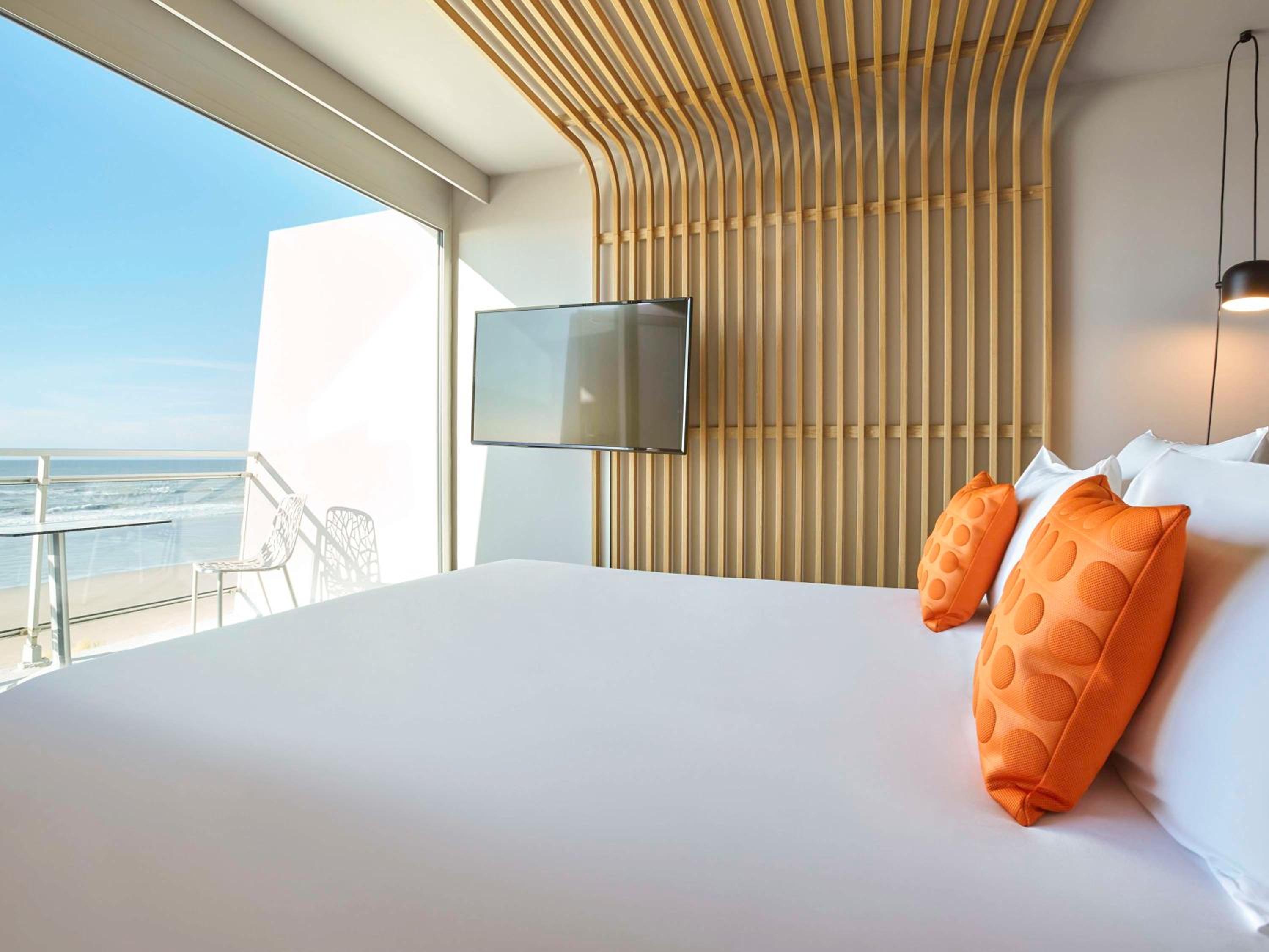 Executive Room with sea view, balcony, double bed and sofa bed photo 3