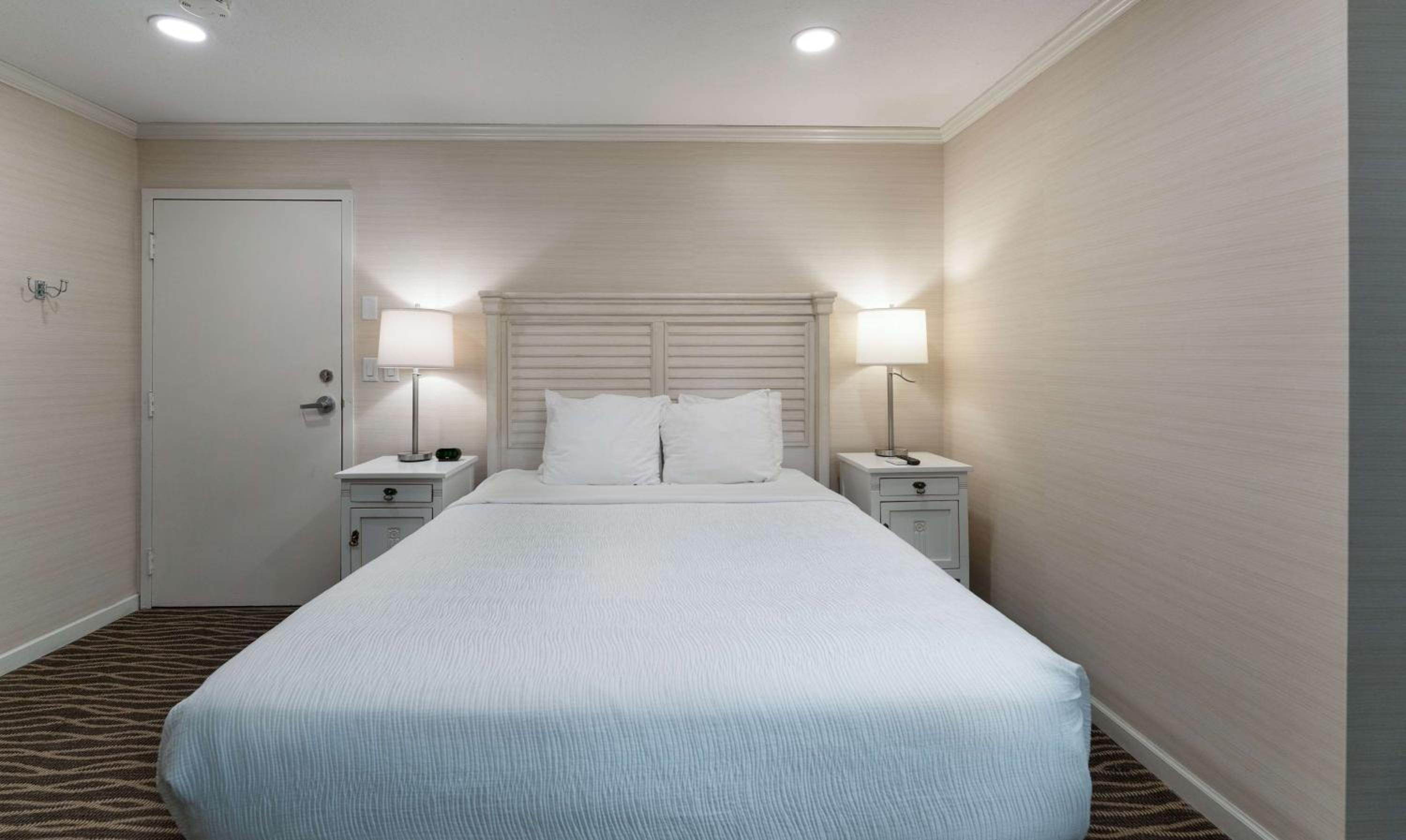 Queen Room with Wet Bar - Non-Smoking - Photo 2
