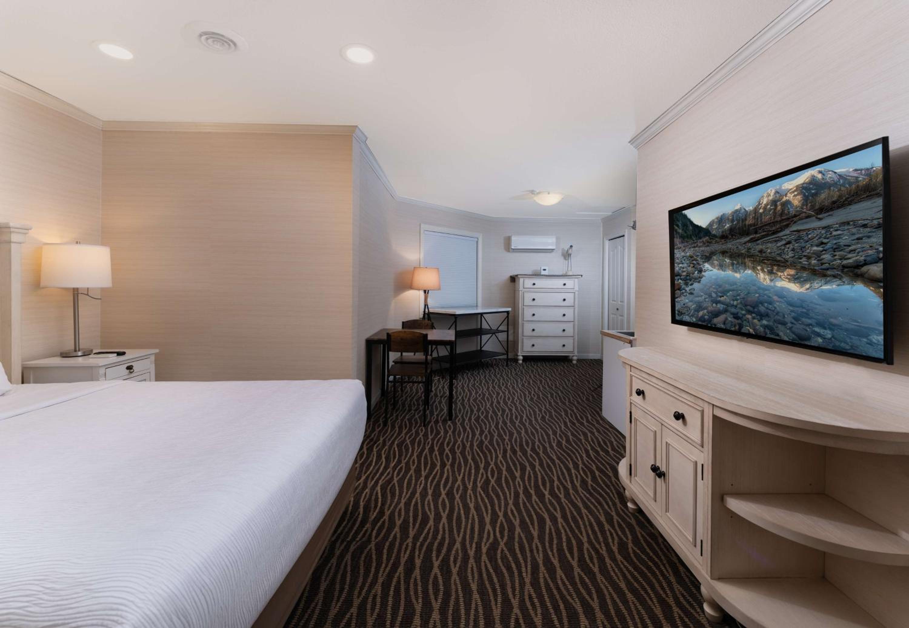 Queen Room with Wet Bar - Non-Smoking - Photo 4