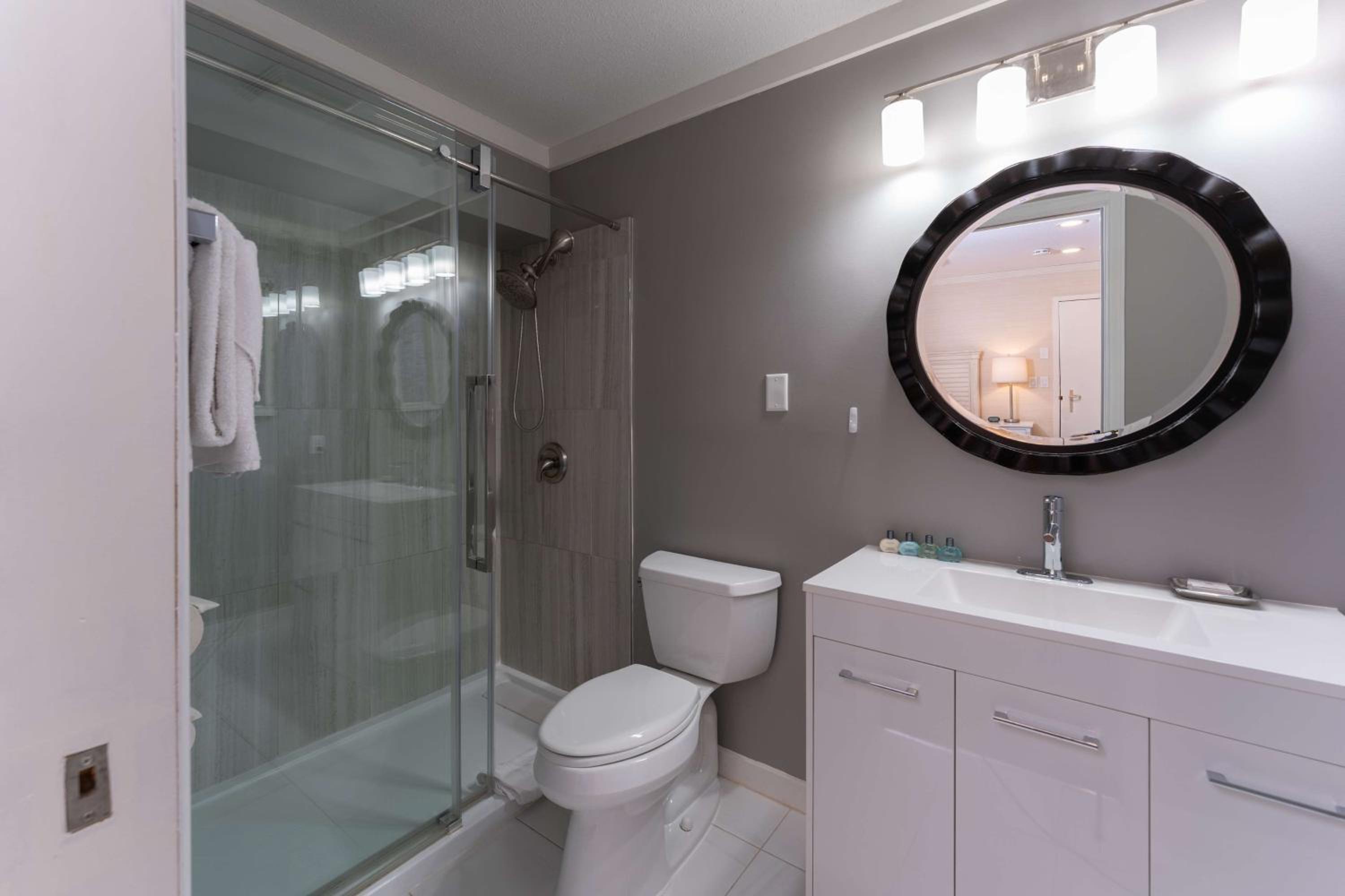 Queen Room with Wet Bar - Non-Smoking - Photo 5