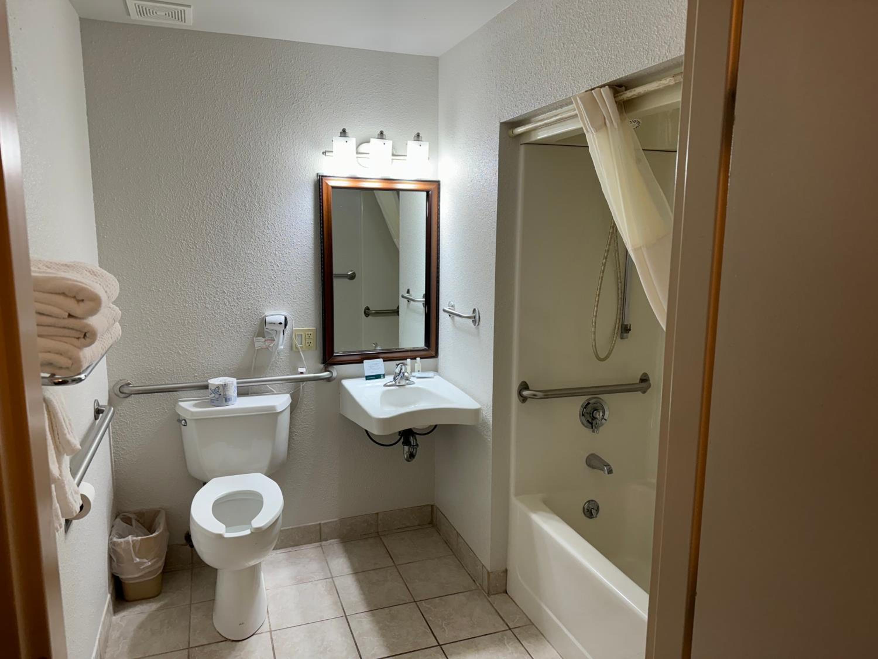 Queen Room with Two Queen Beds - Accessible/Non-Smoking  - Photo 3