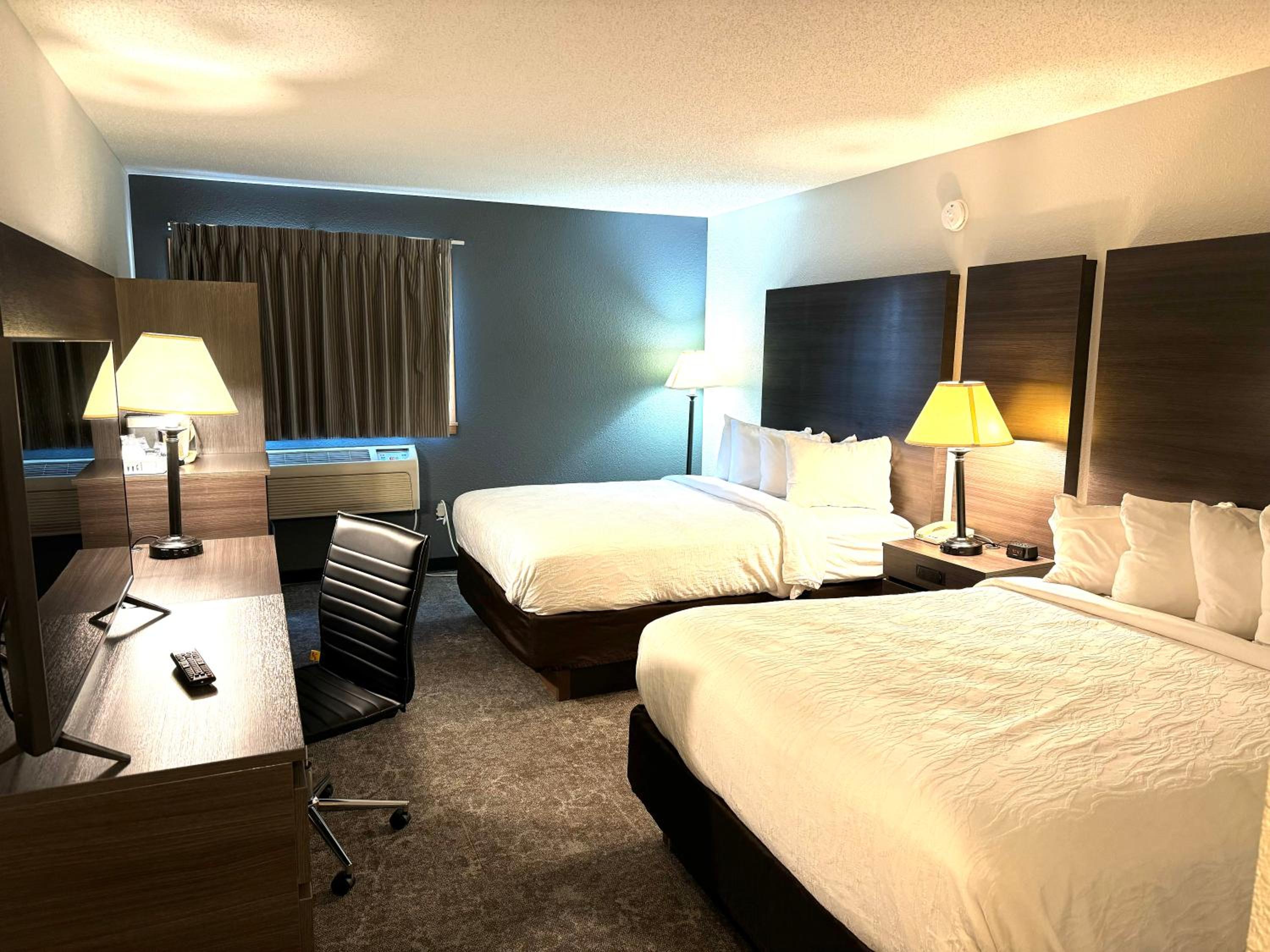 Queen Room with Two Queen Beds - Accessible/Non-Smoking  - Photo 5