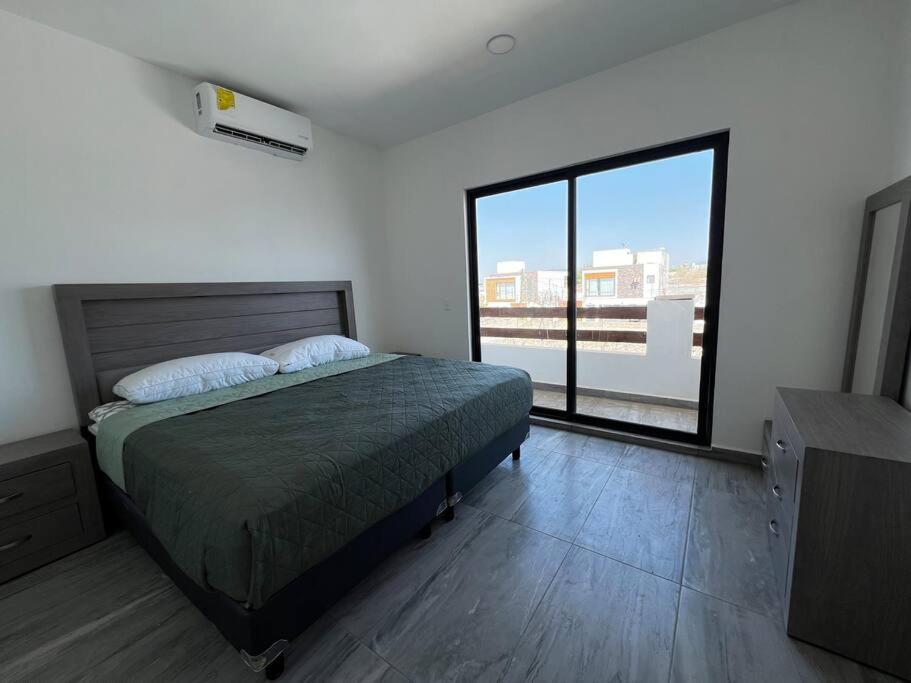 Four-Bedroom House photo 1