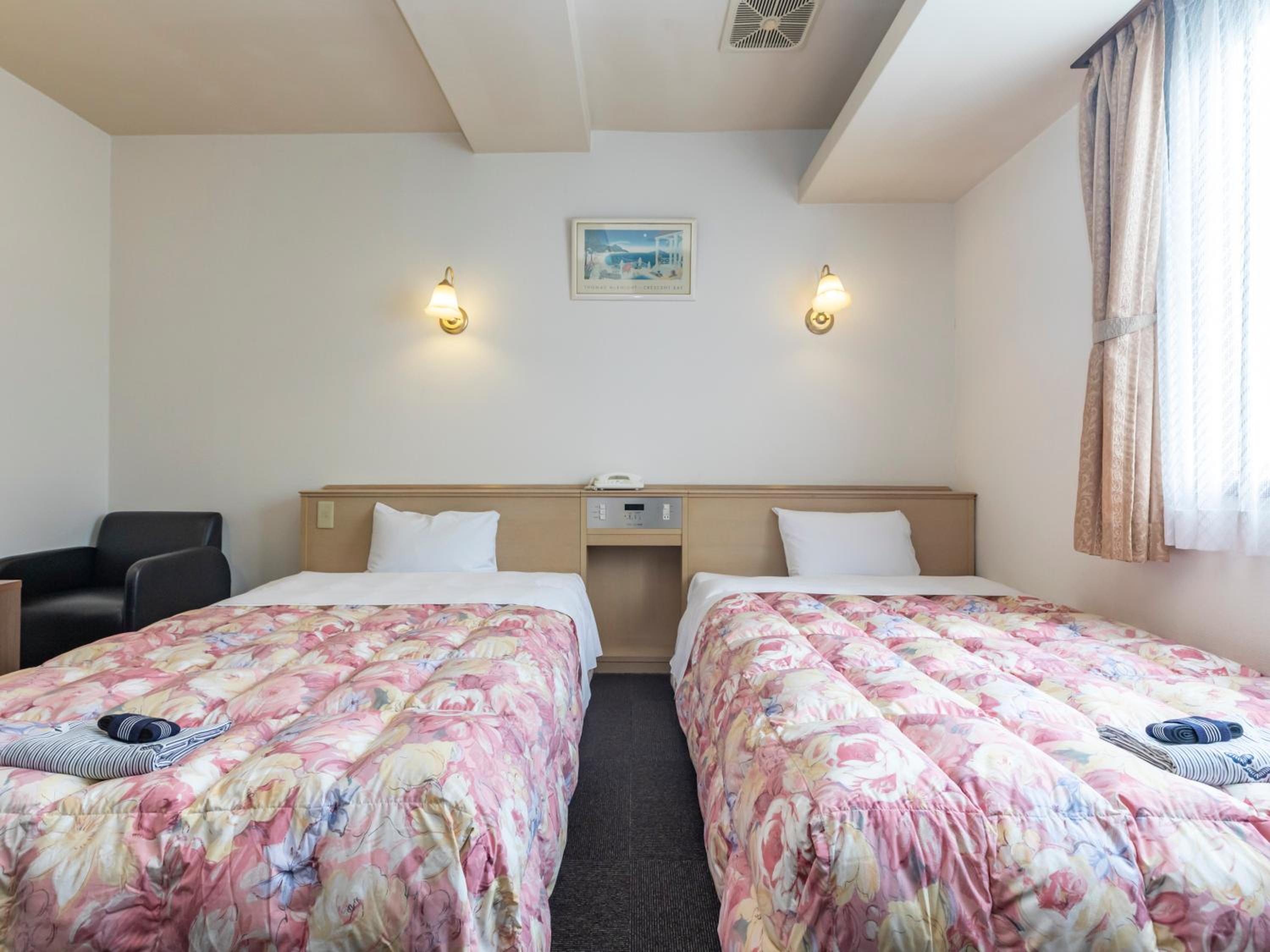 Twin Room - Smoking photo 1