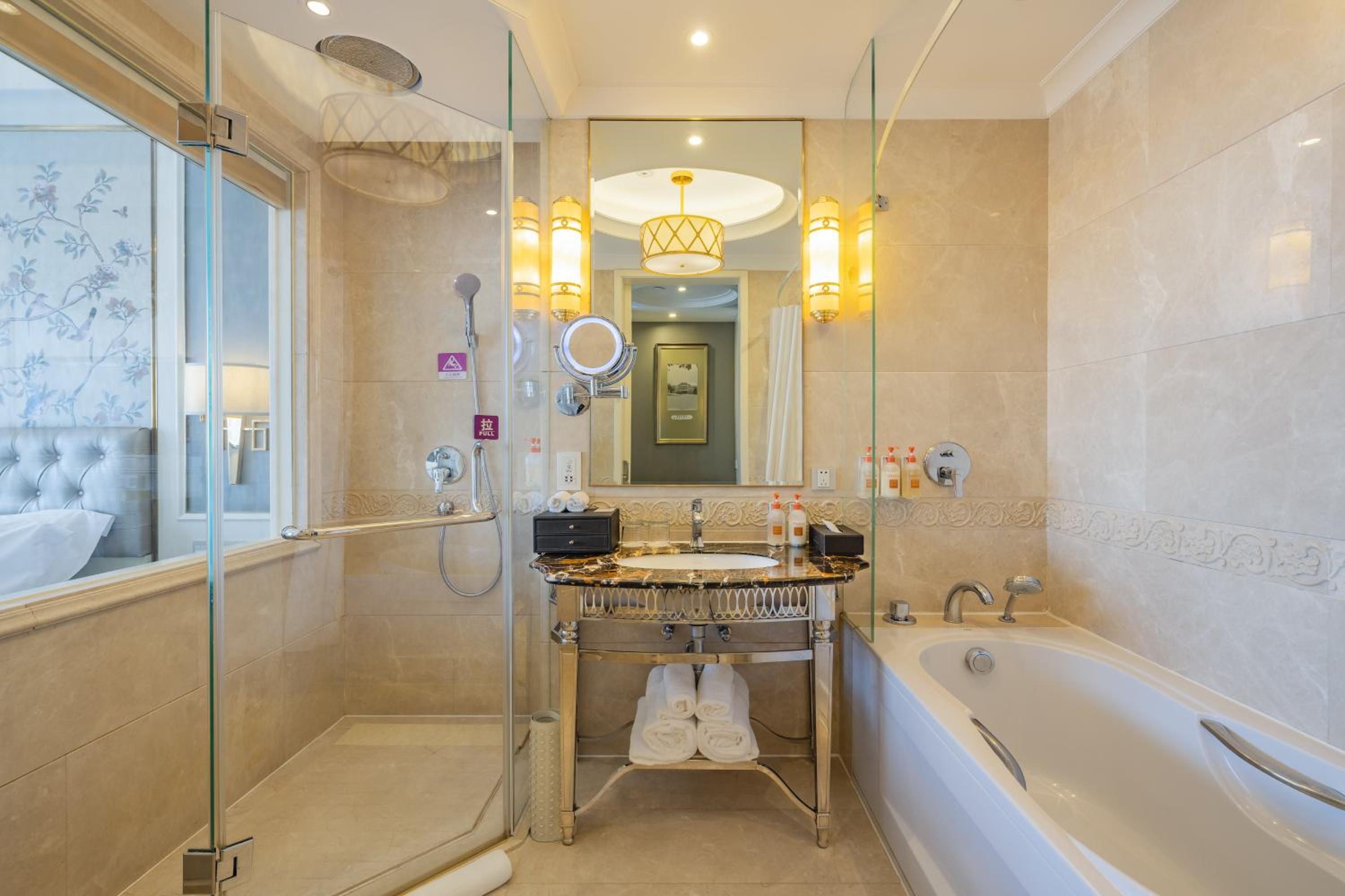 Premium King Room - Photo 3