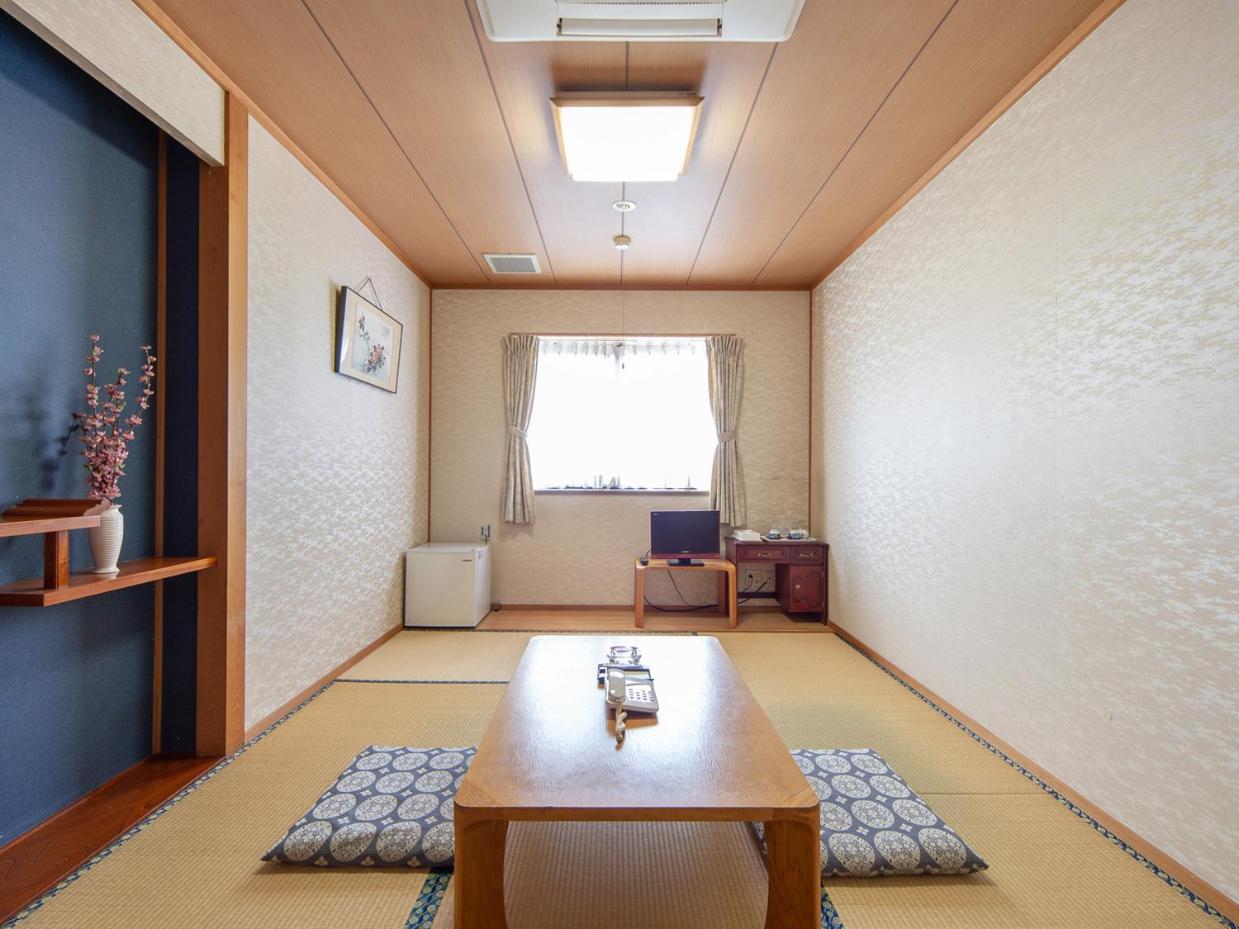 Japanese-Style Twin Room - Smoking photo 3