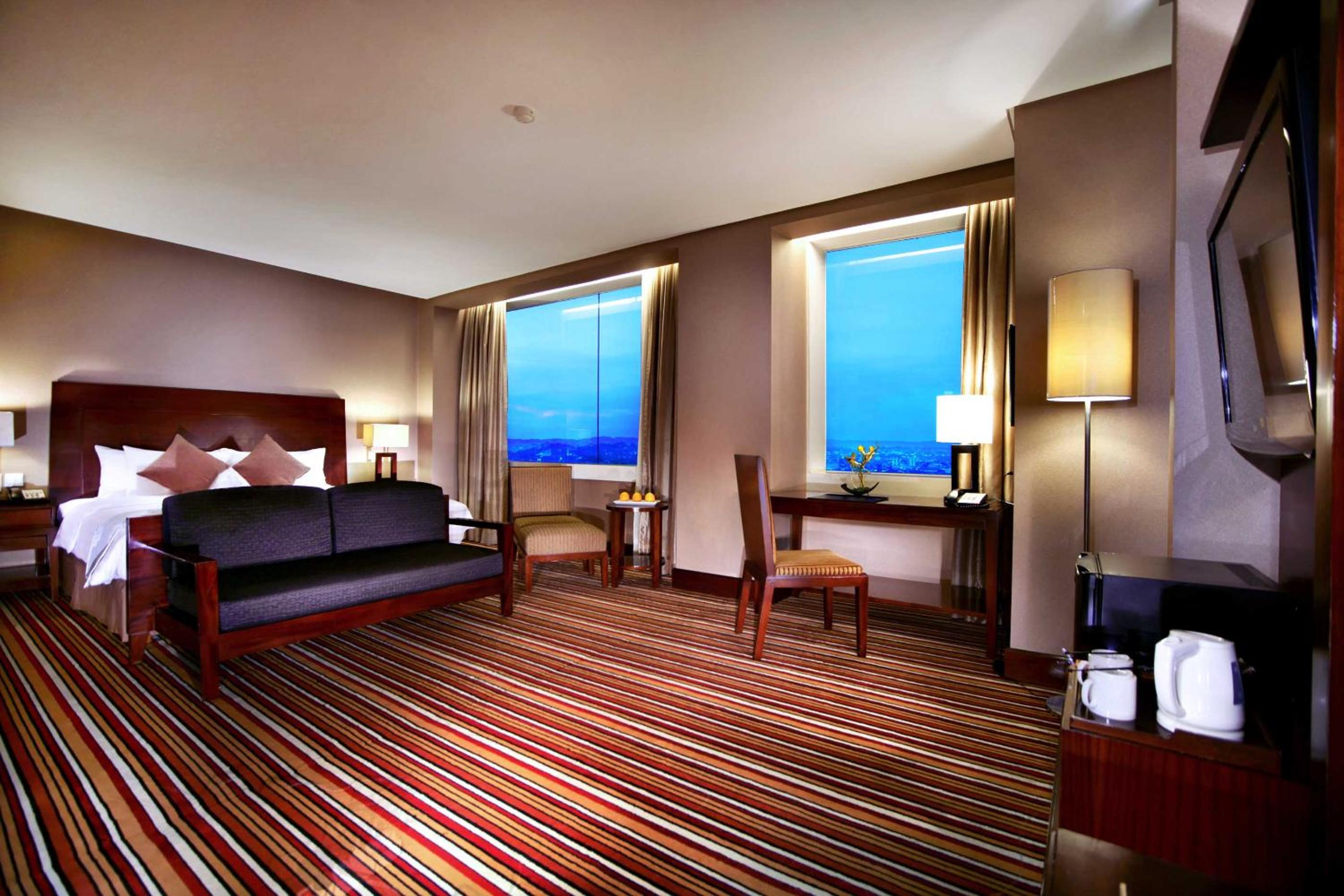 Executive Suite - Photo 2