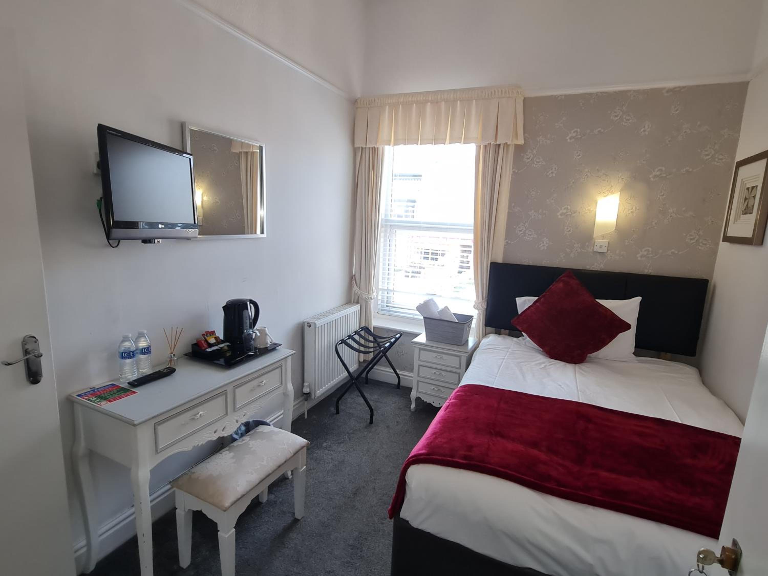Room 2 - First Floor - En-suite Small Double Room photo 3