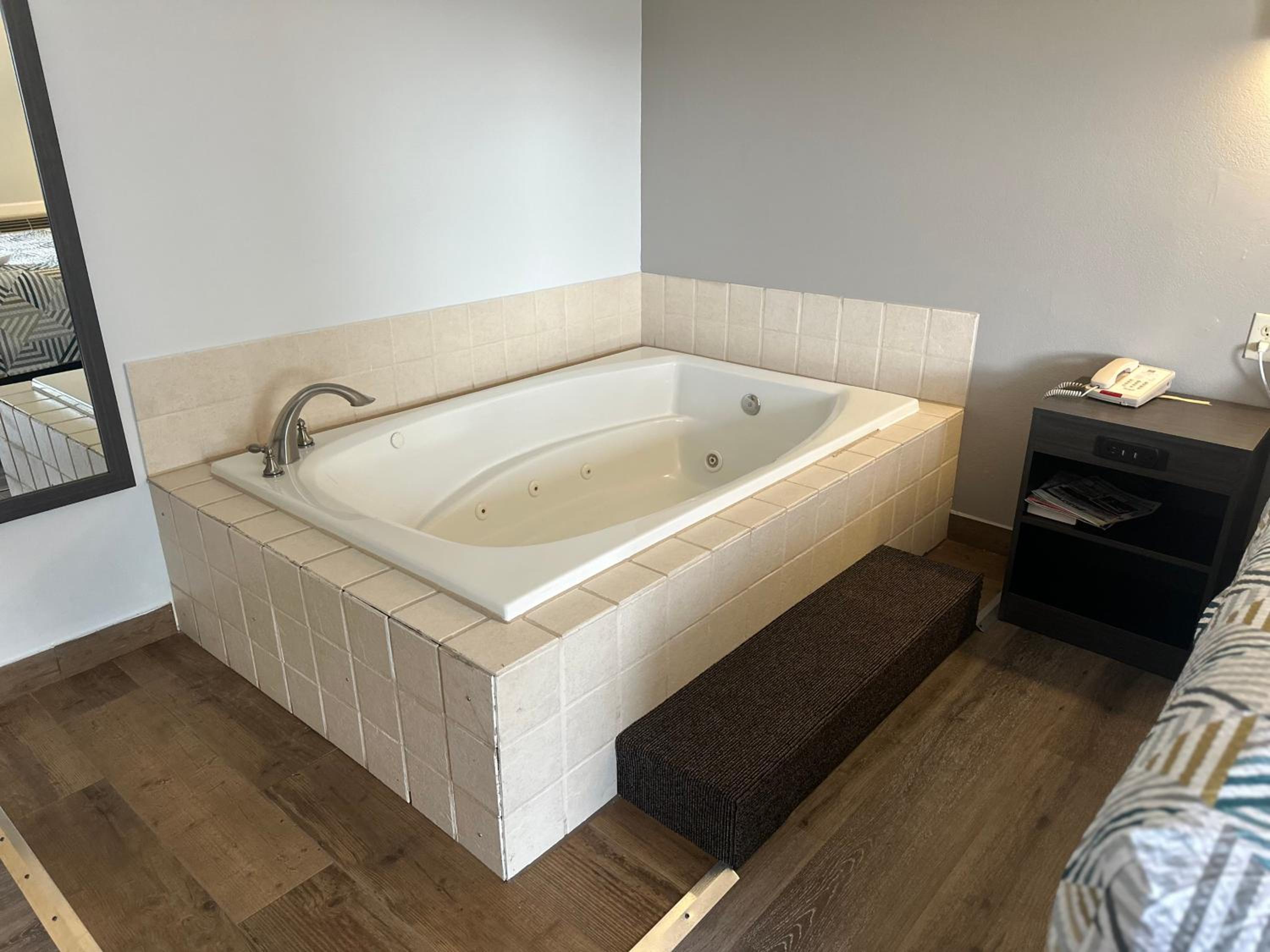 King Room with Spa Bath - Non-Smoking photo 2
