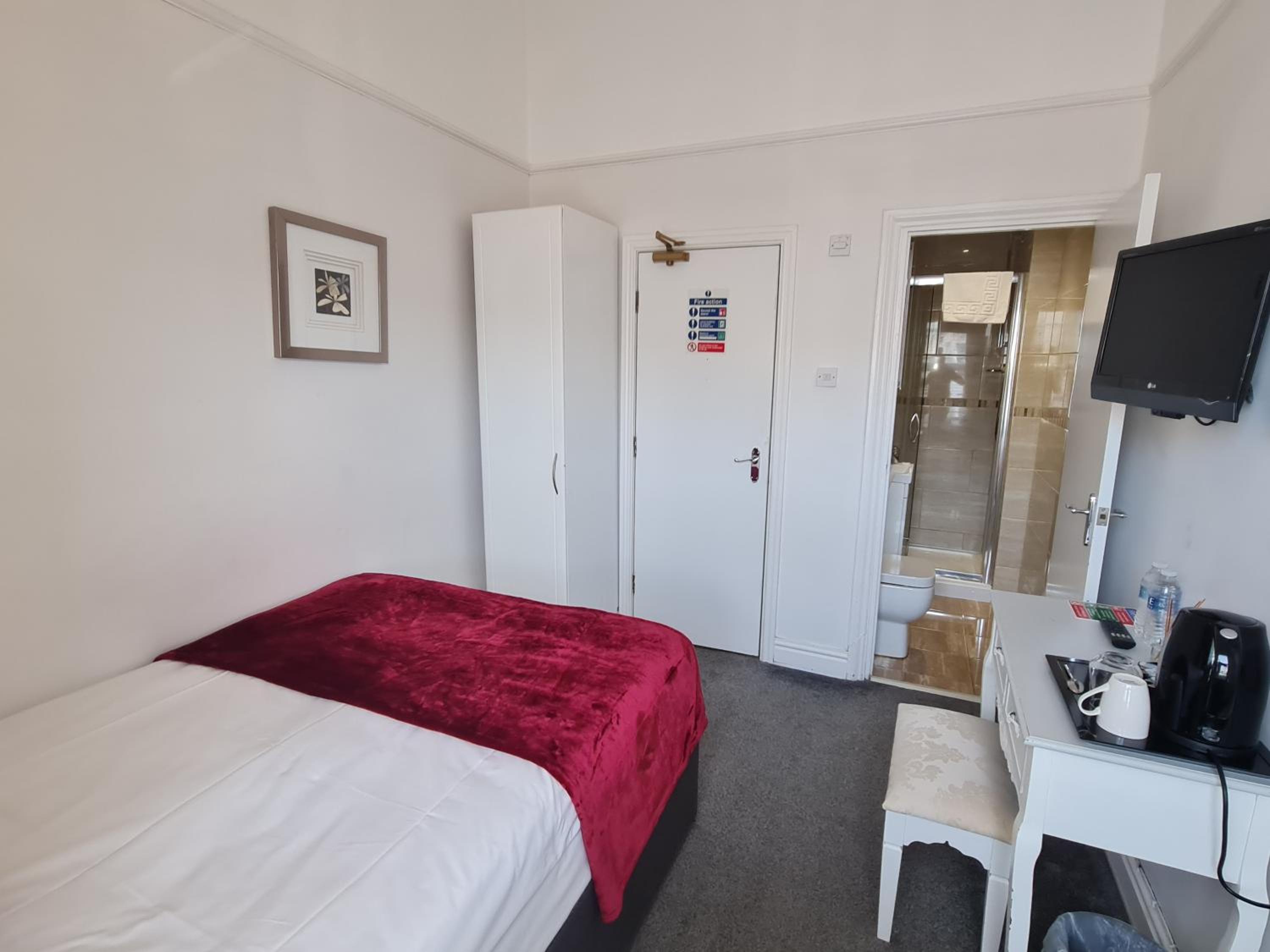 Room 2 - First Floor - En-suite Small Double Room photo 1