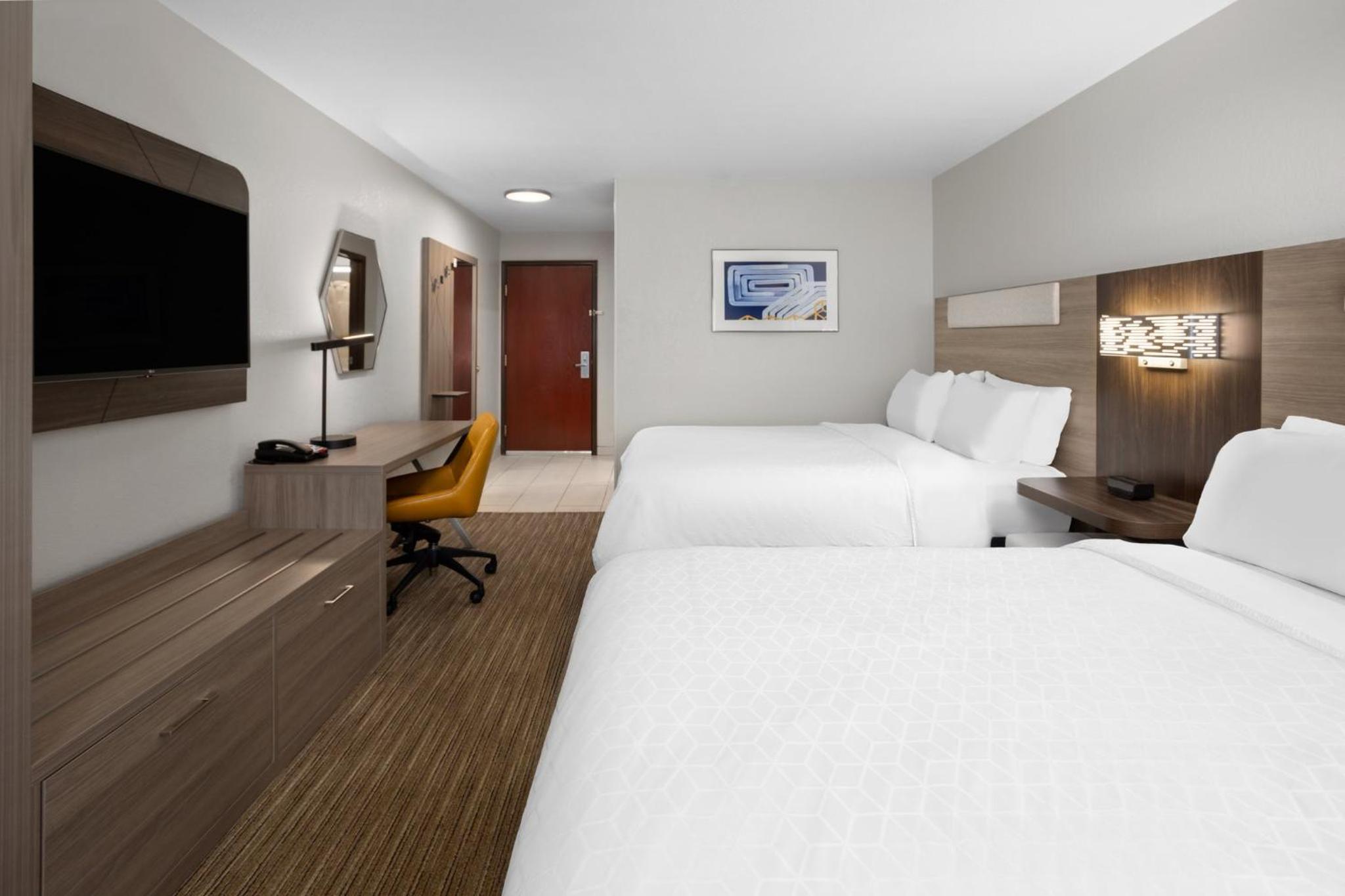 Standard Room with Two Queen Beds - Photo 2