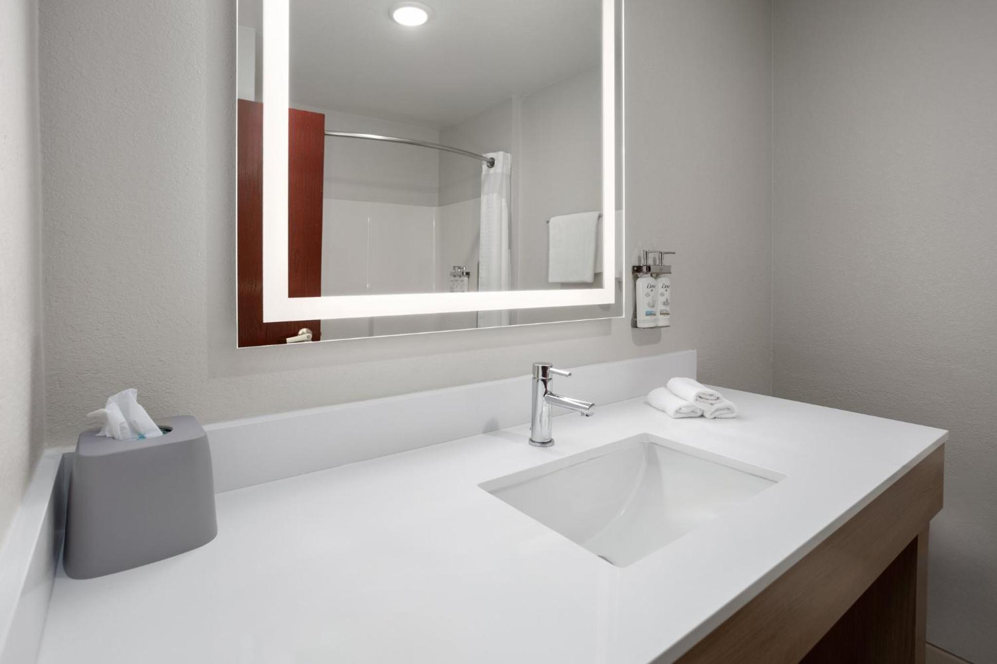 Standard King Room - Photo 4