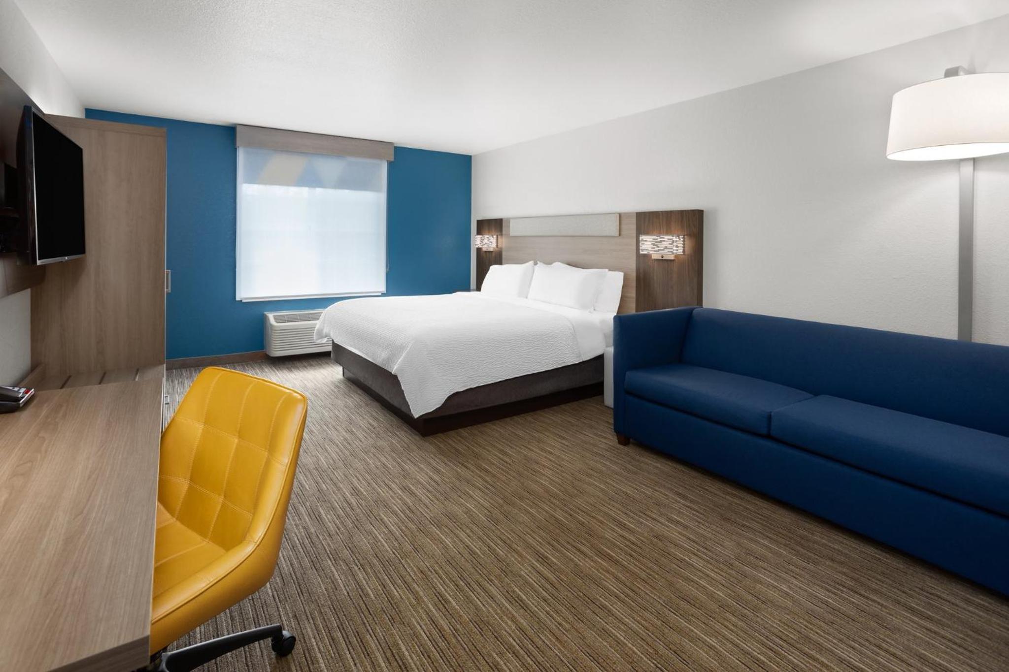 Standard King Room with Sofa Bed photo 3