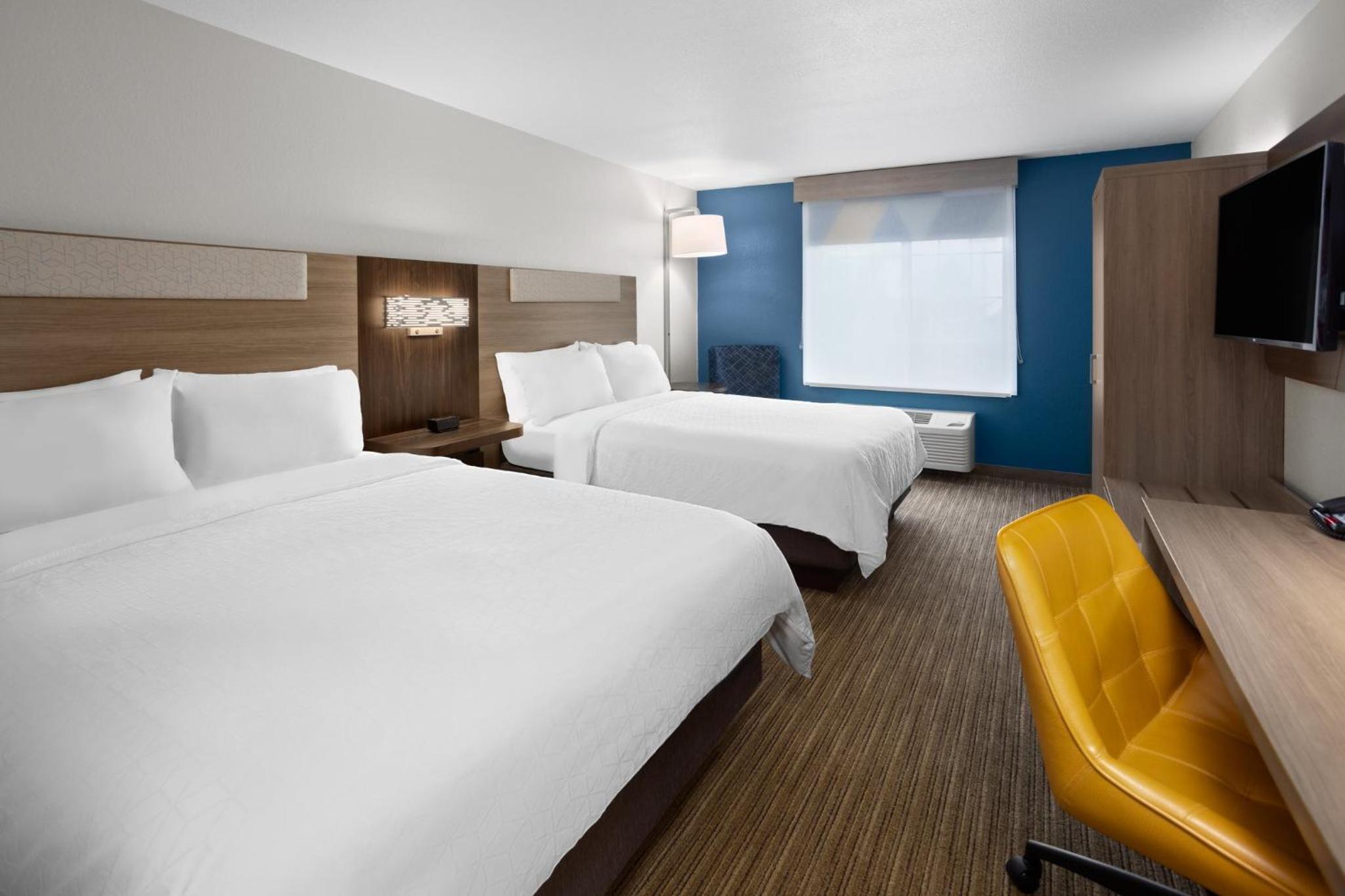 Standard Room with Two Queen Beds - Photo 4