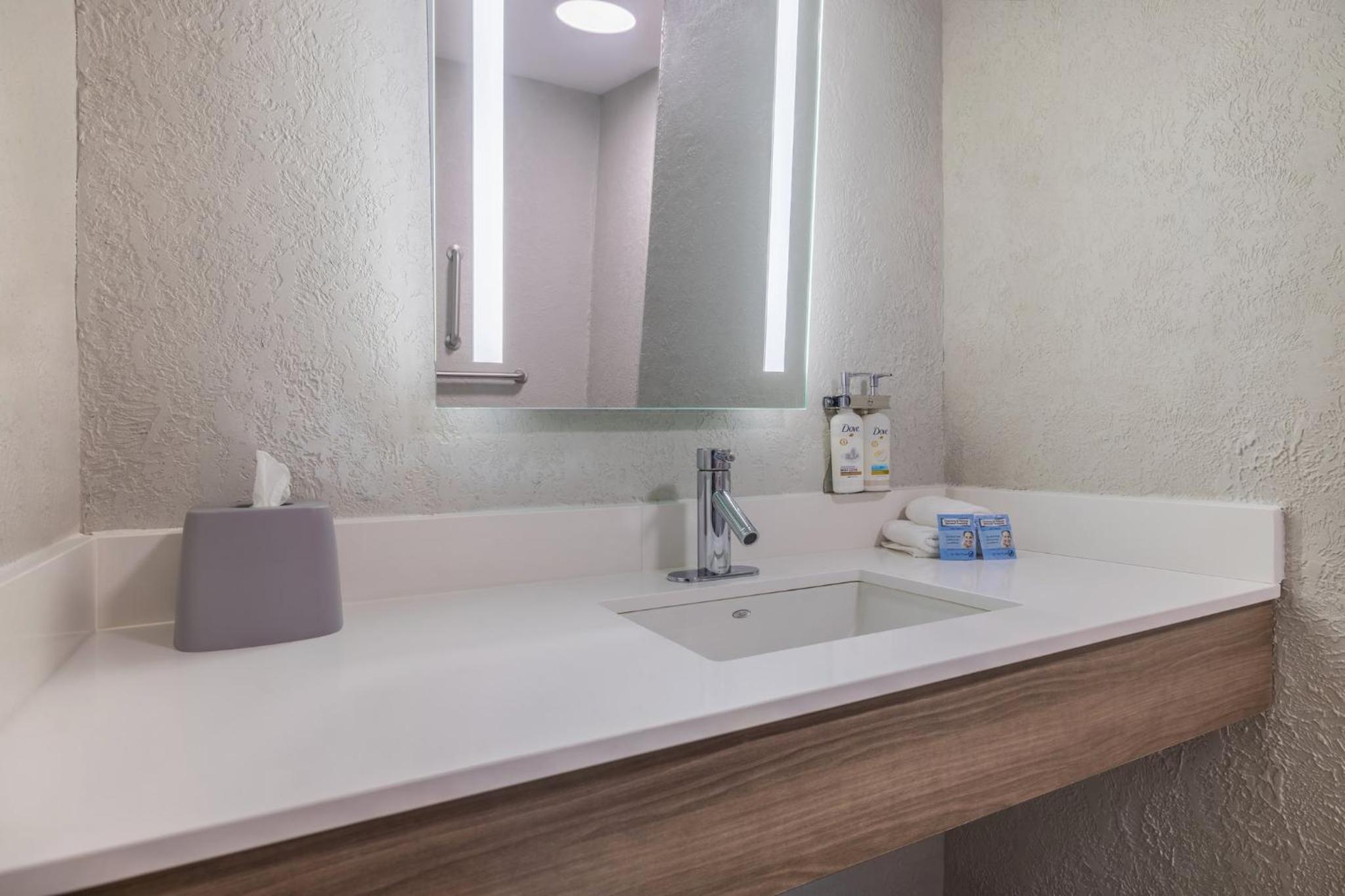 Standard King Room with Mobility Accessible Tub - Photo 2