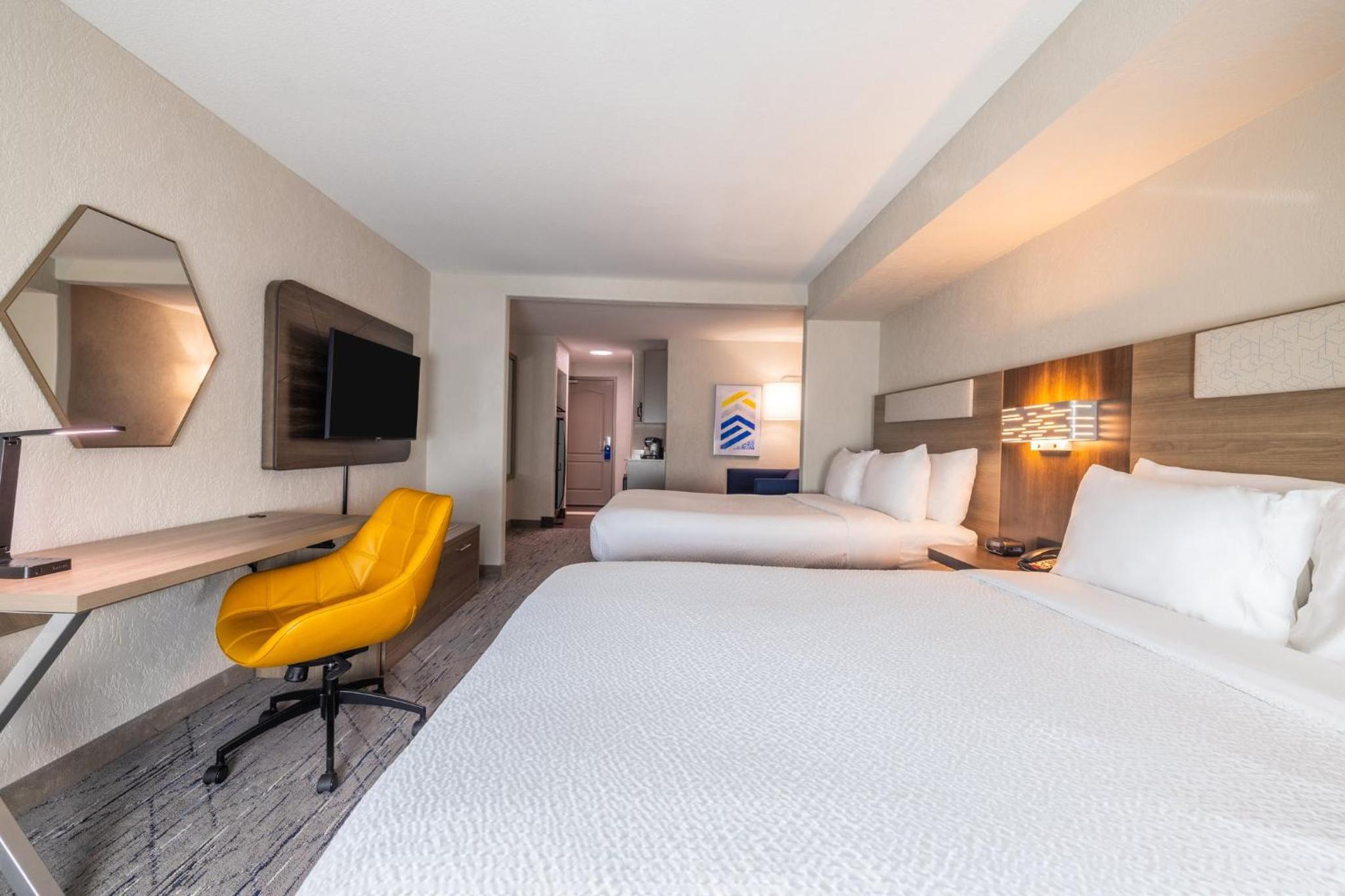 Queen Suite with Two Queen Beds and Sofa Bed - Photo 4