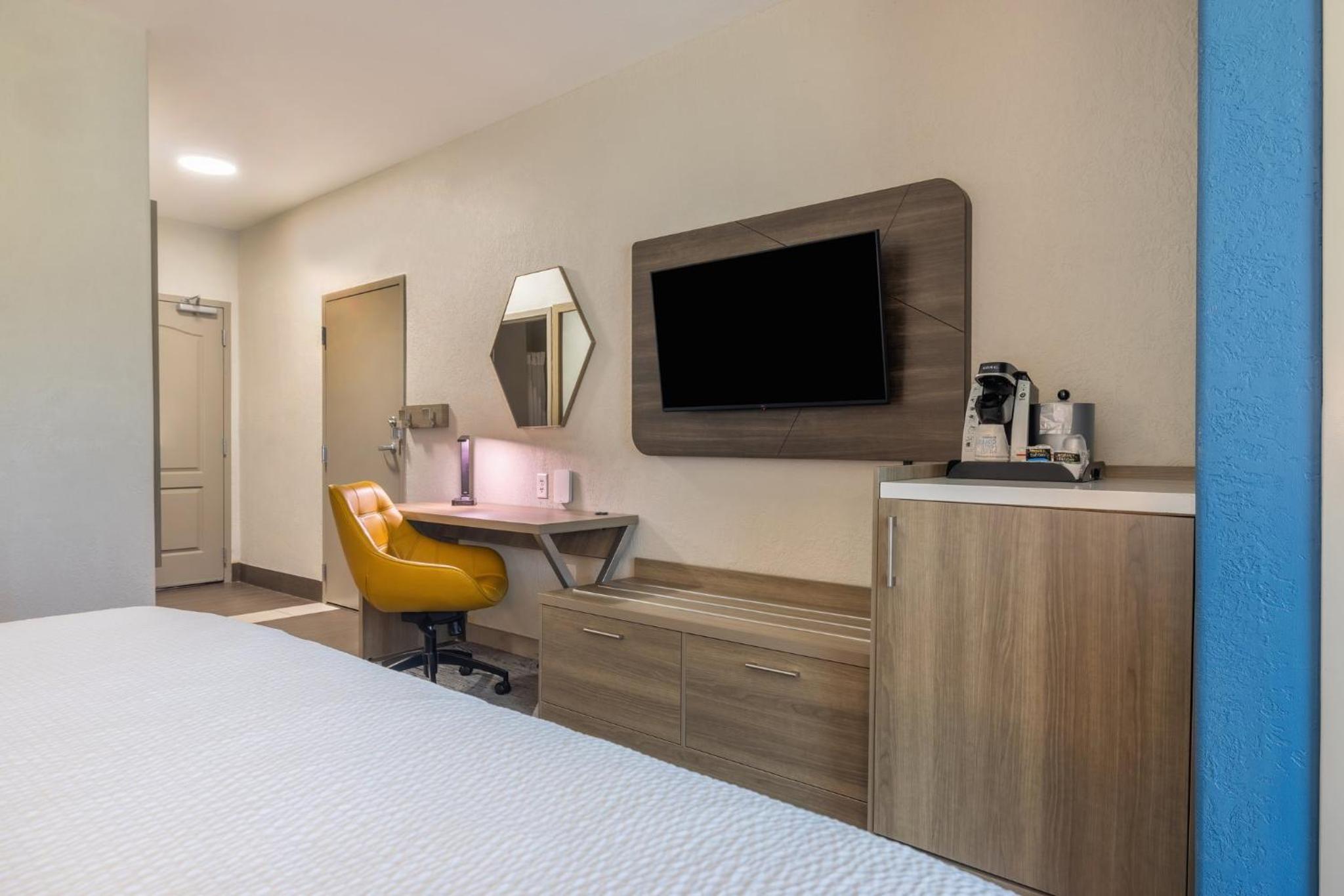 Standard King Room with Mobility Accessible Roll-In Shower