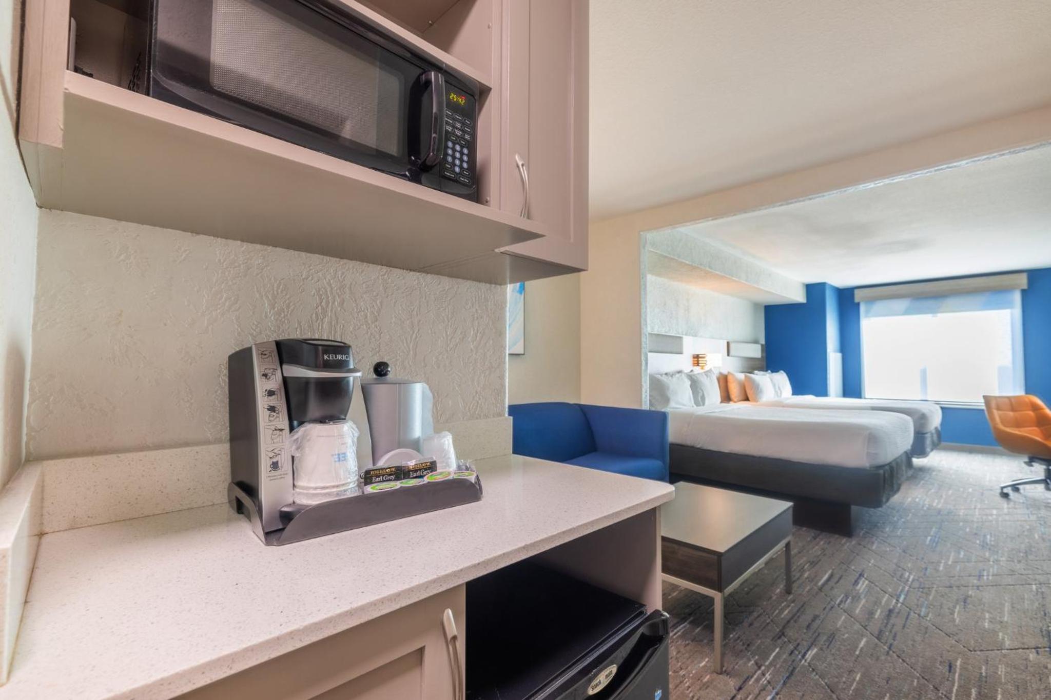 Queen Suite with Two Queen Beds - Communications Accessible - Photo 5