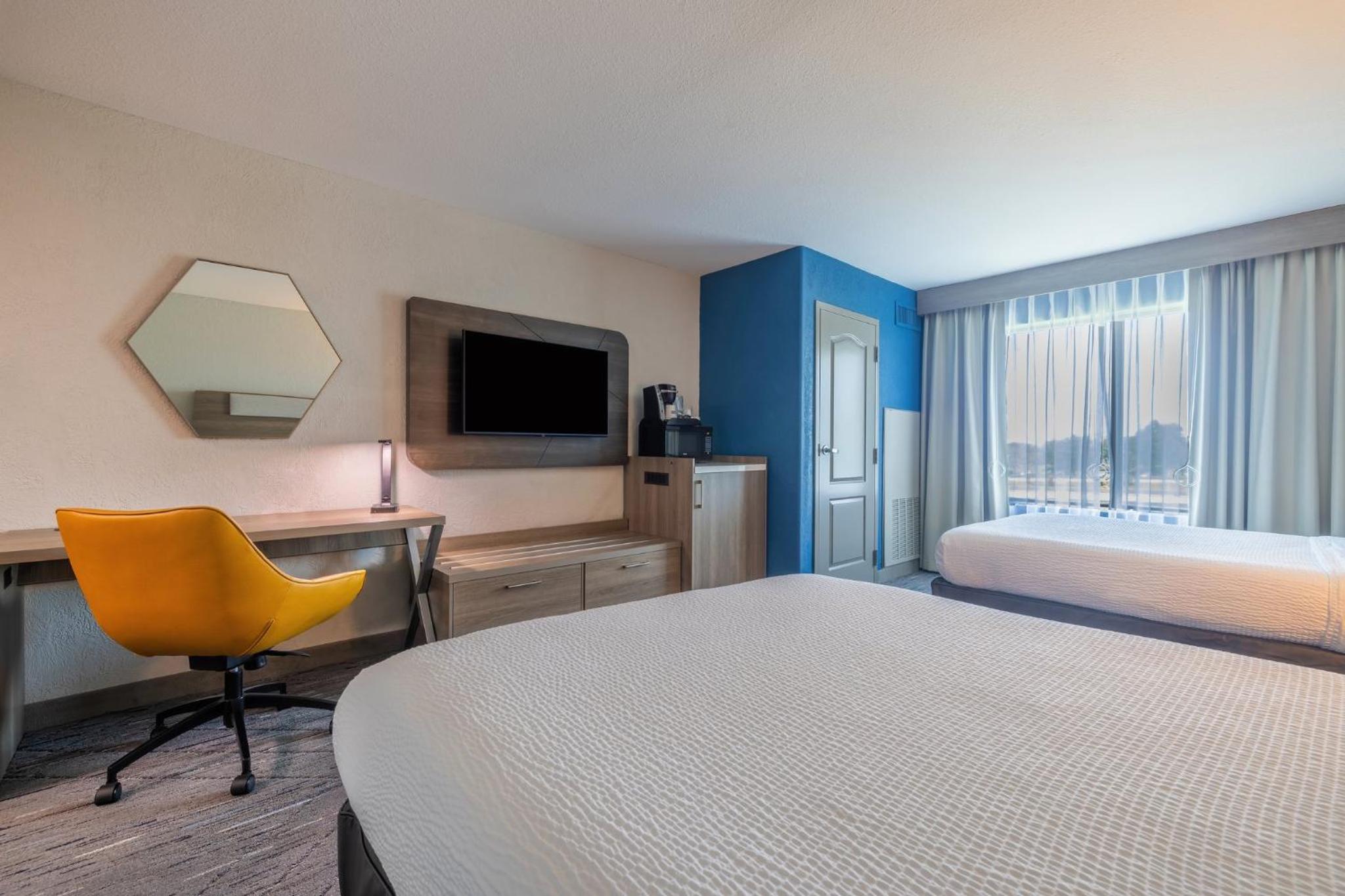 Standard Queen Room with Two Queen Beds and Mobility Accessible Tub photo 2