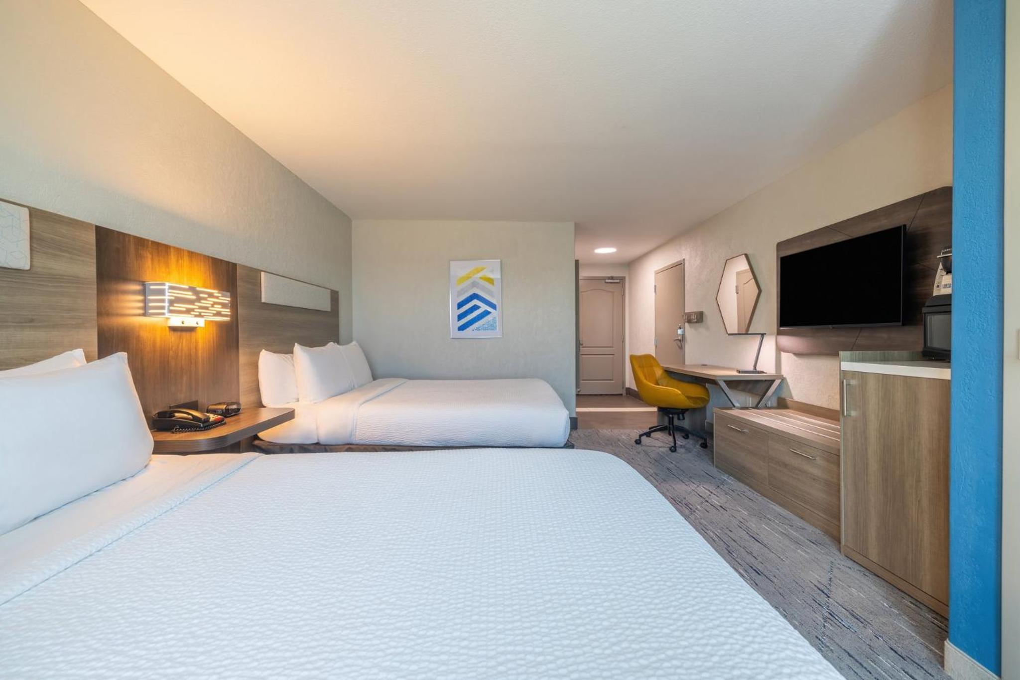Standard Queen Room with Two Queen Beds and Mobility Accessible Tub photo 1