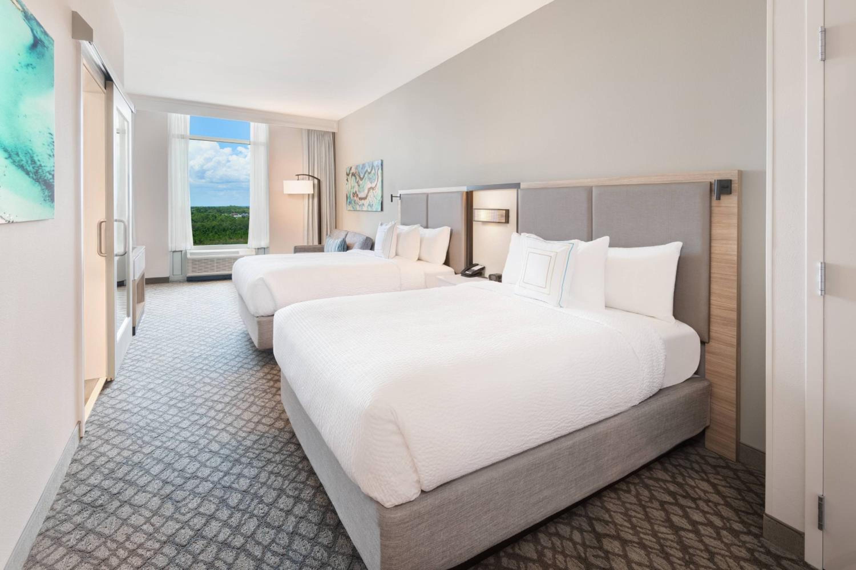 Queen Suite with Inland View and Roll-in Shower - Mobility Accessible
