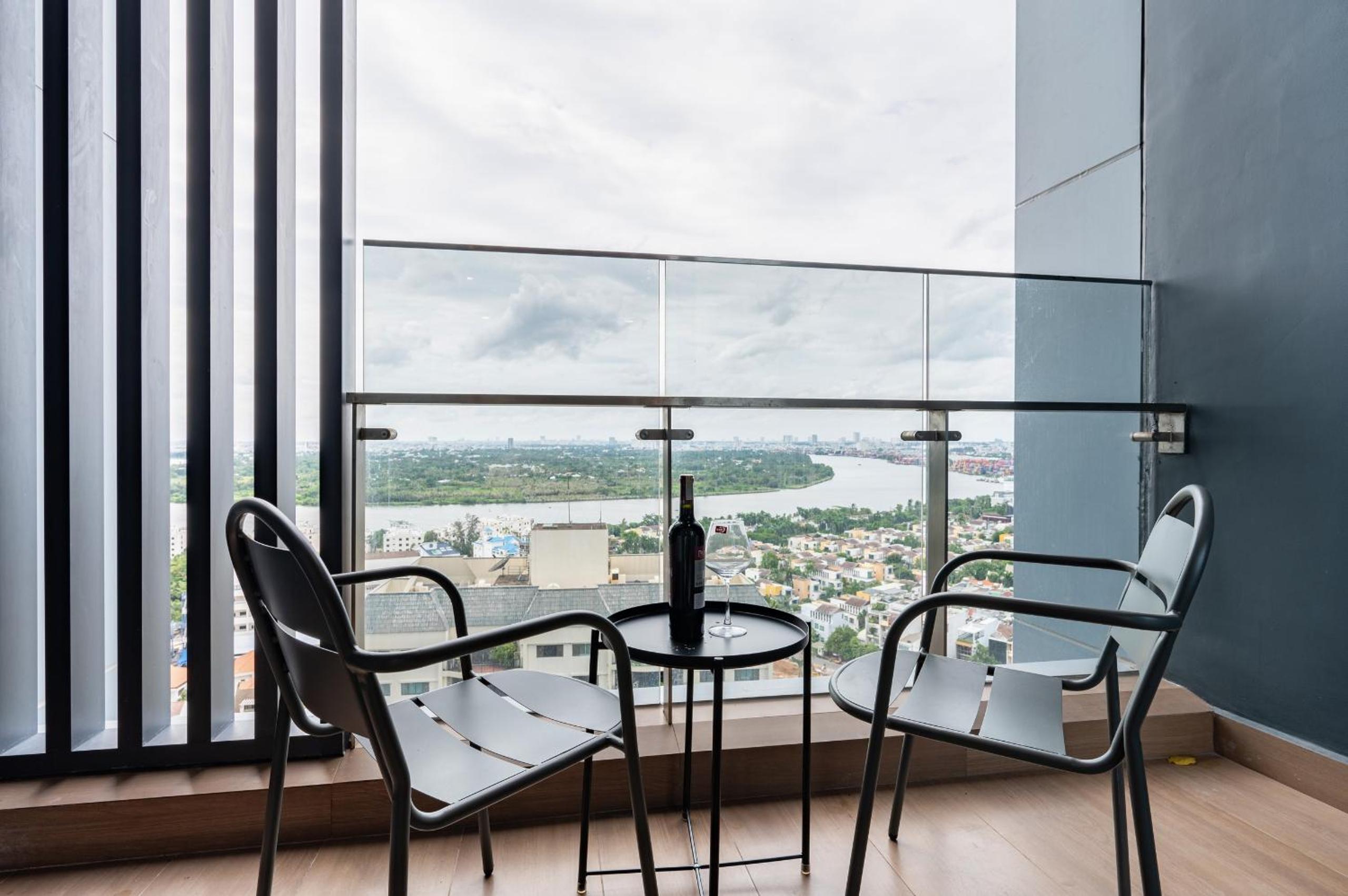 Three-Bedroom Apartment with View photo 2