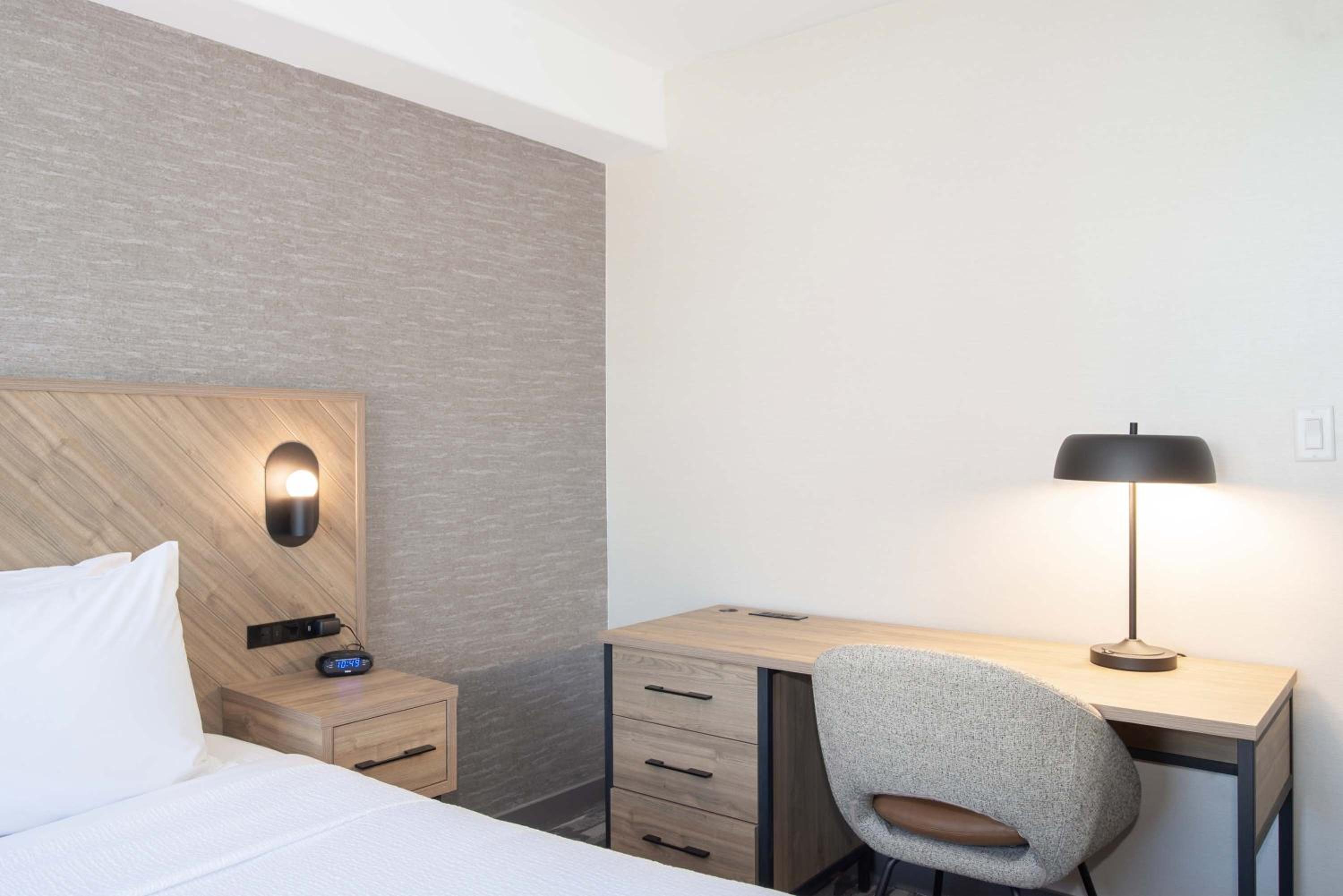 Standard Room, 1 King Bed - Photo 3