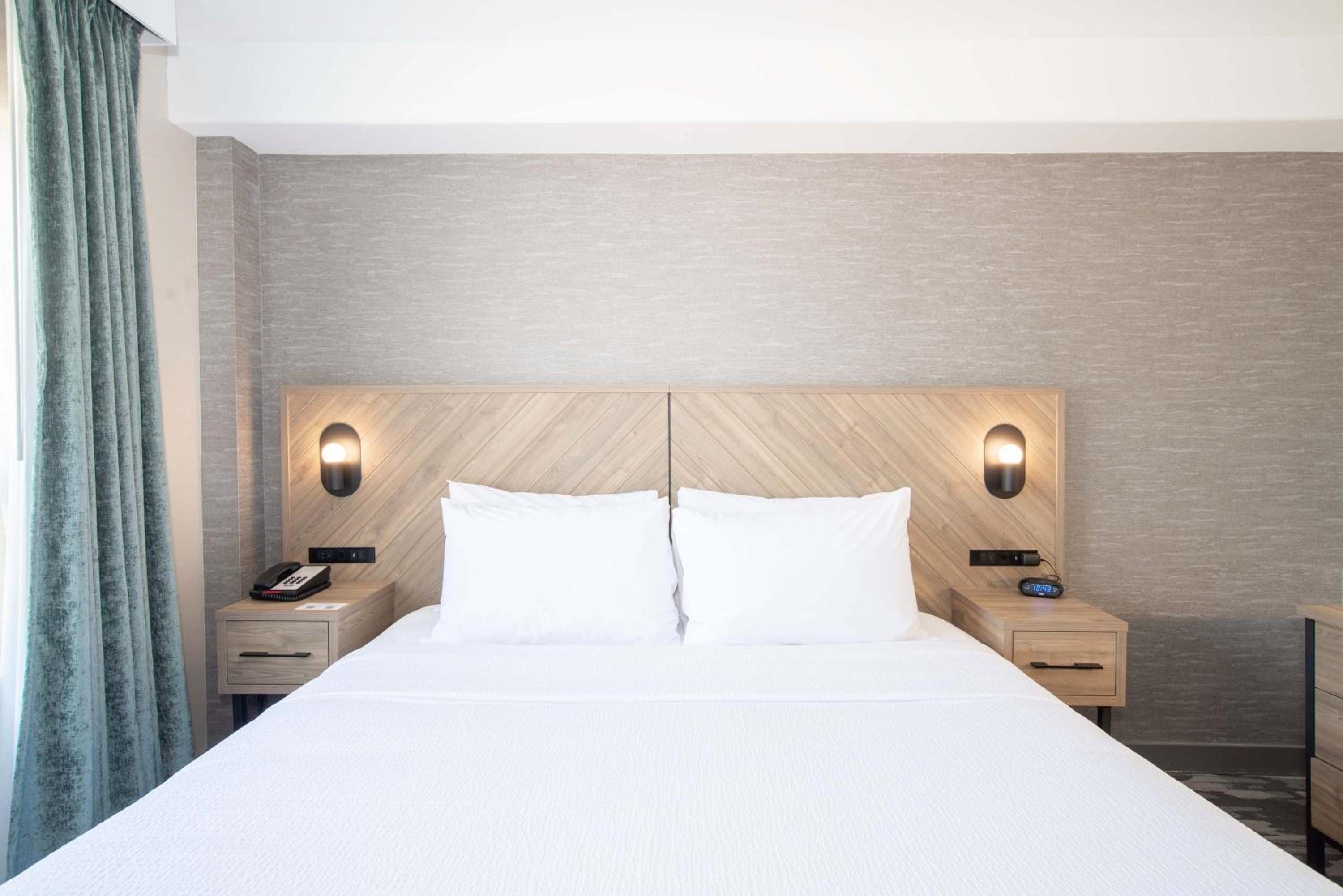 Standard Room, 1 King Bed - Photo 2