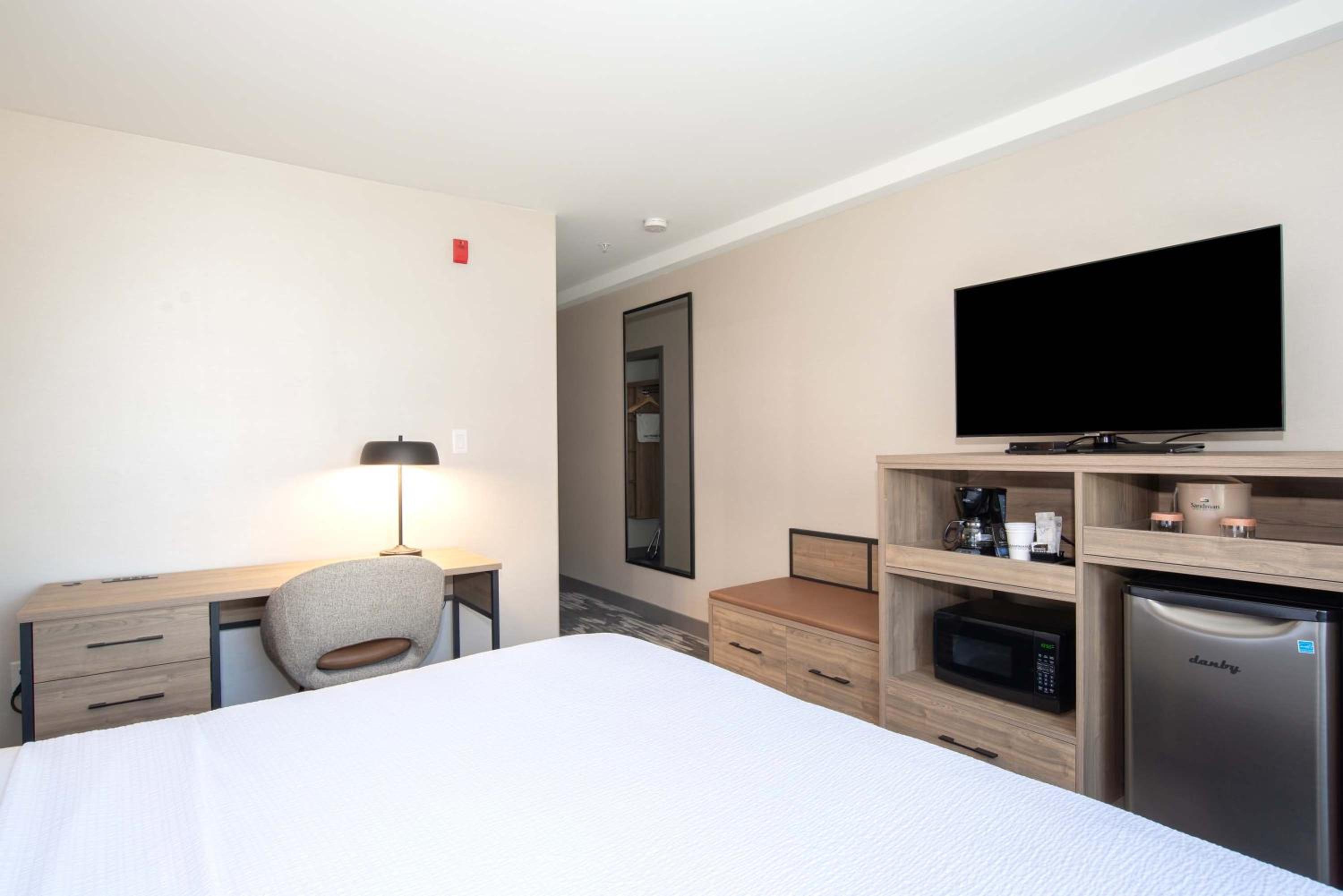 Standard Room, 1 King Bed - Photo 5