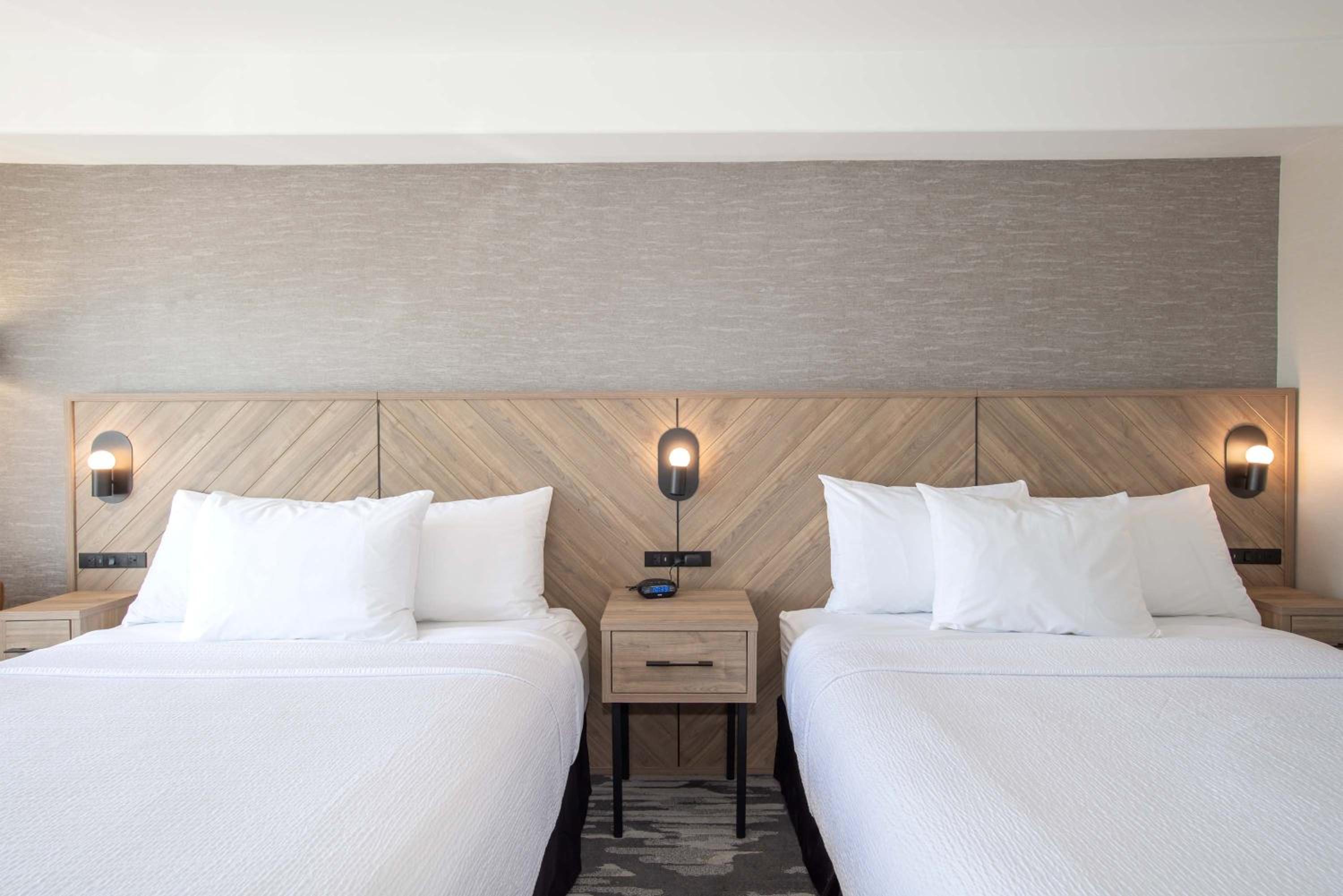 Standard Room, 2 Queen Beds - Photo 4