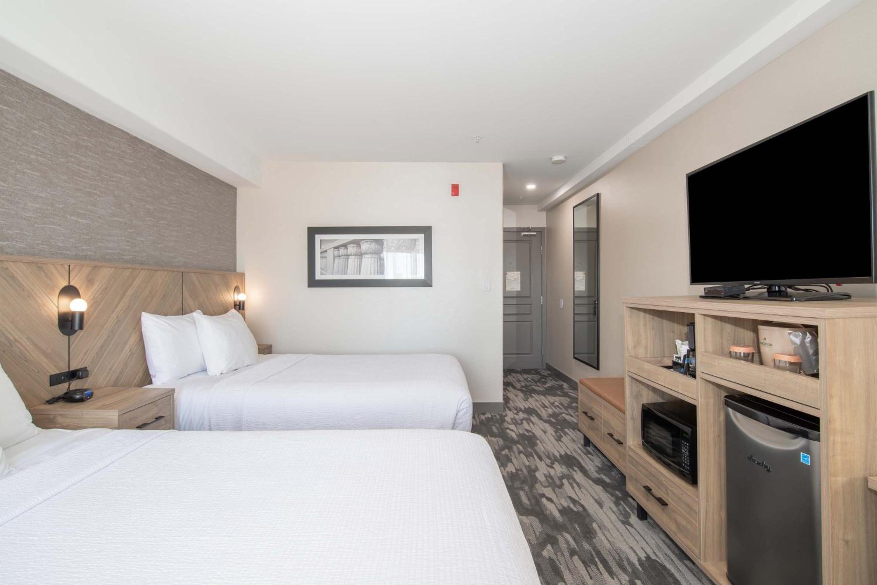 Standard Room, 2 Queen Beds - Photo 2