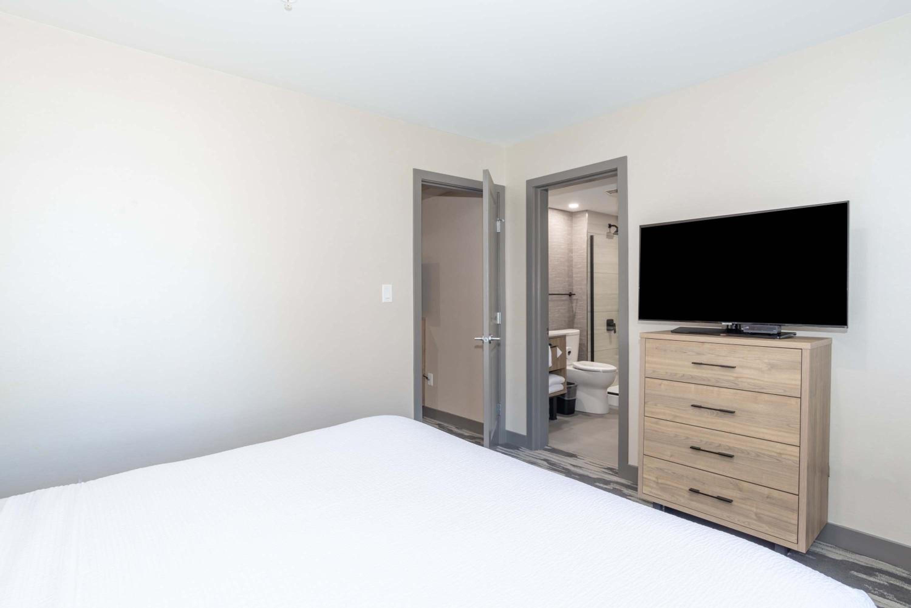Grand Suite, 1 King Bed, Sofa Bed, Kitchenette - Photo 3