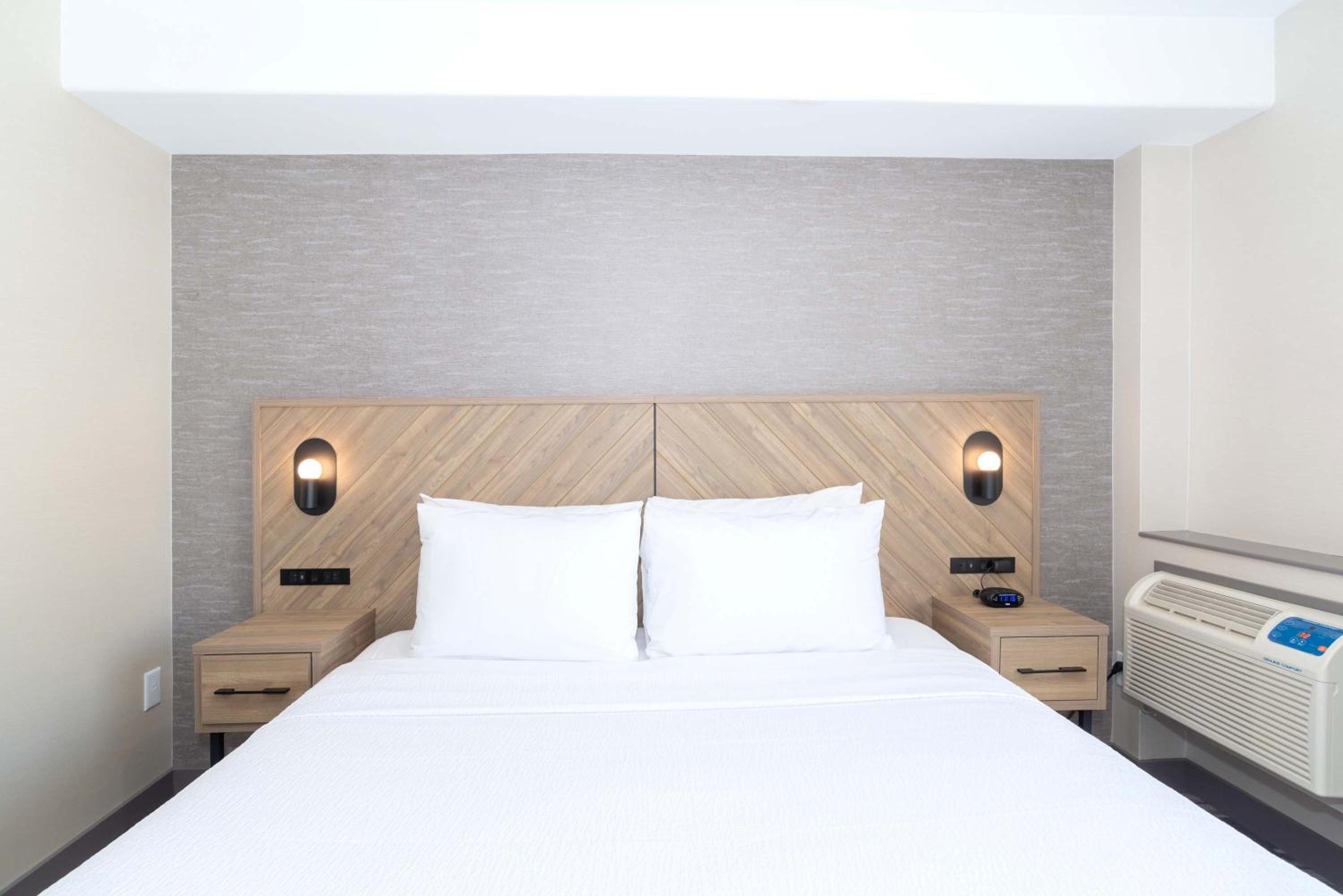 Deluxe Suite, 1 King, Sofa Bed, Kitchenette - Photo 2