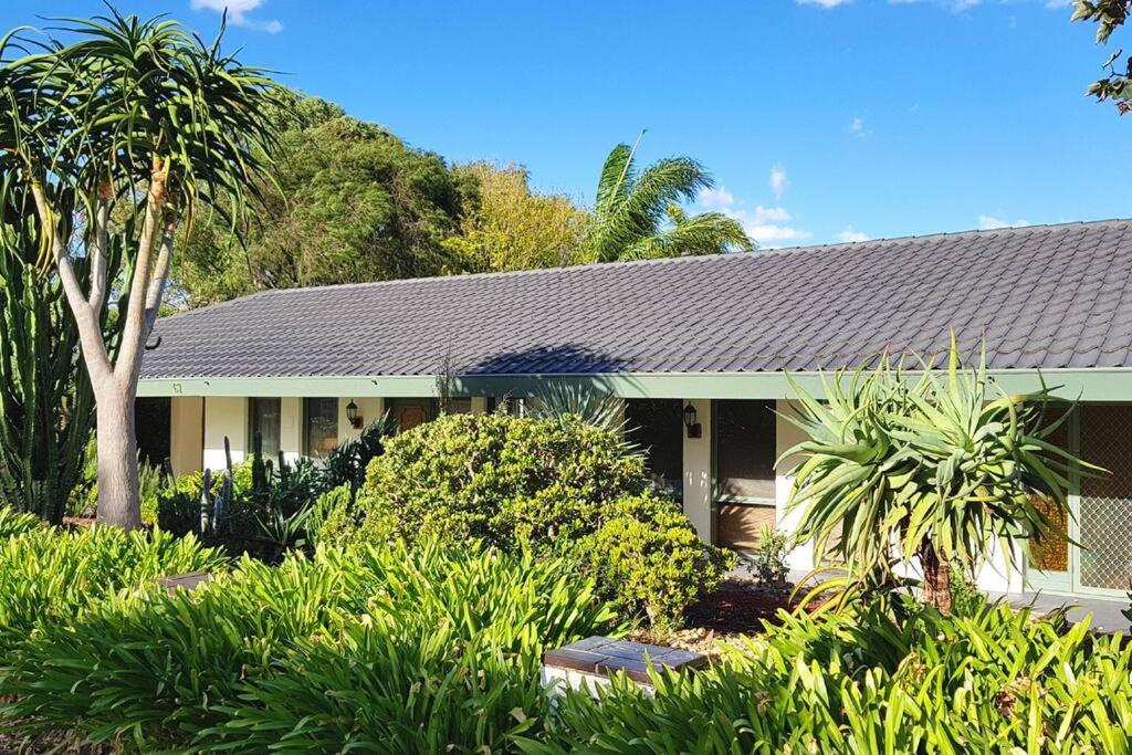 Eight-Bedroom House photo 2
