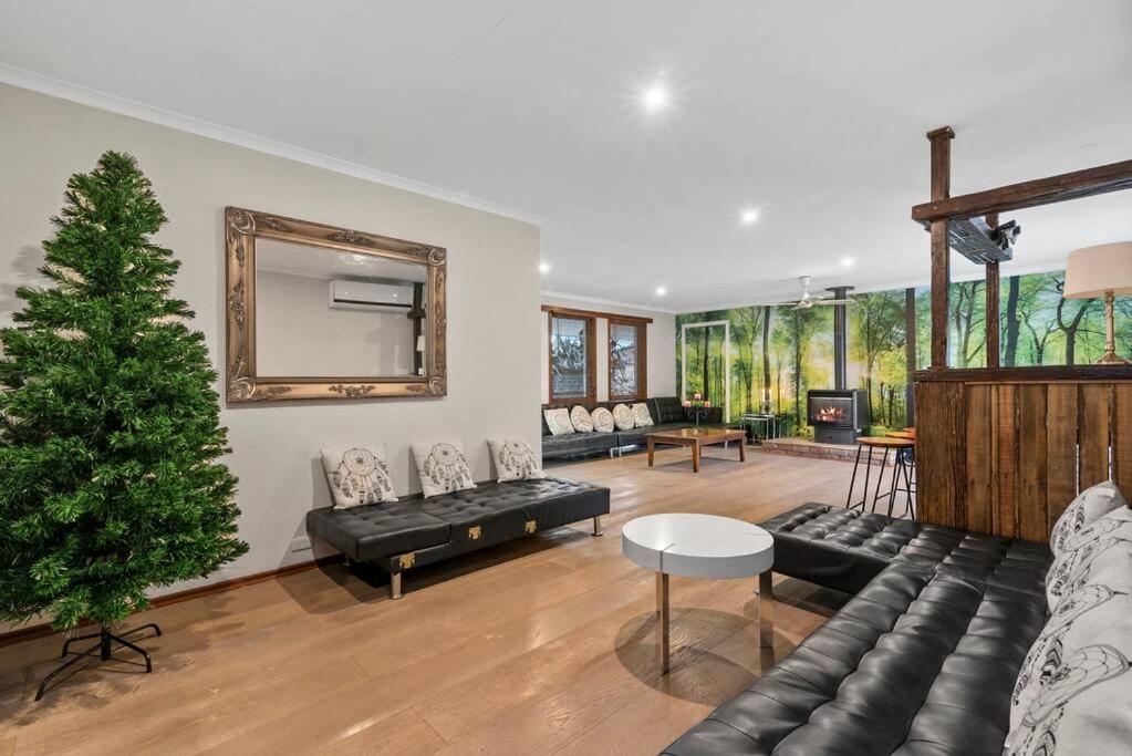 Eight-Bedroom House photo 1