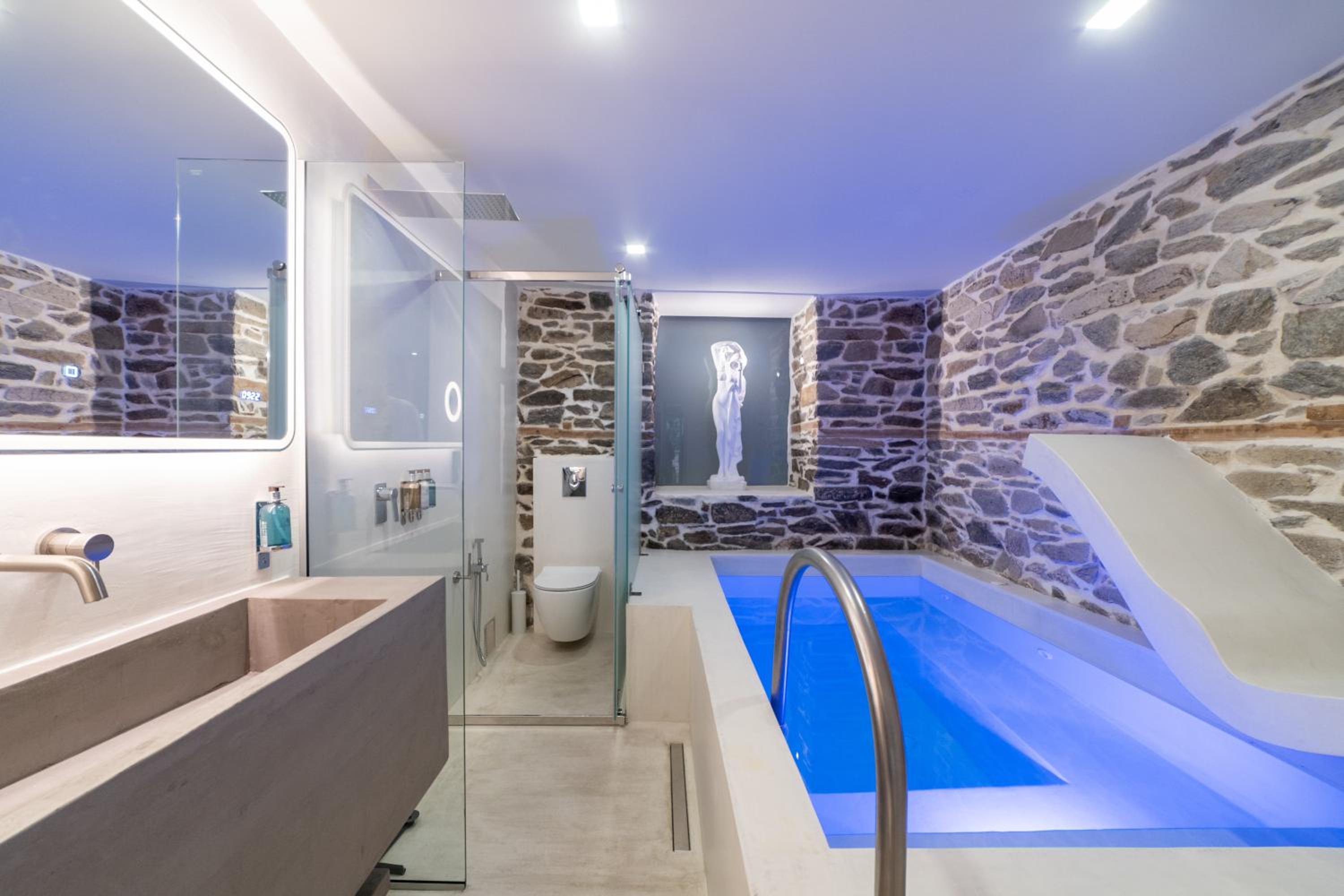Villa with Private Pool - Photo 7