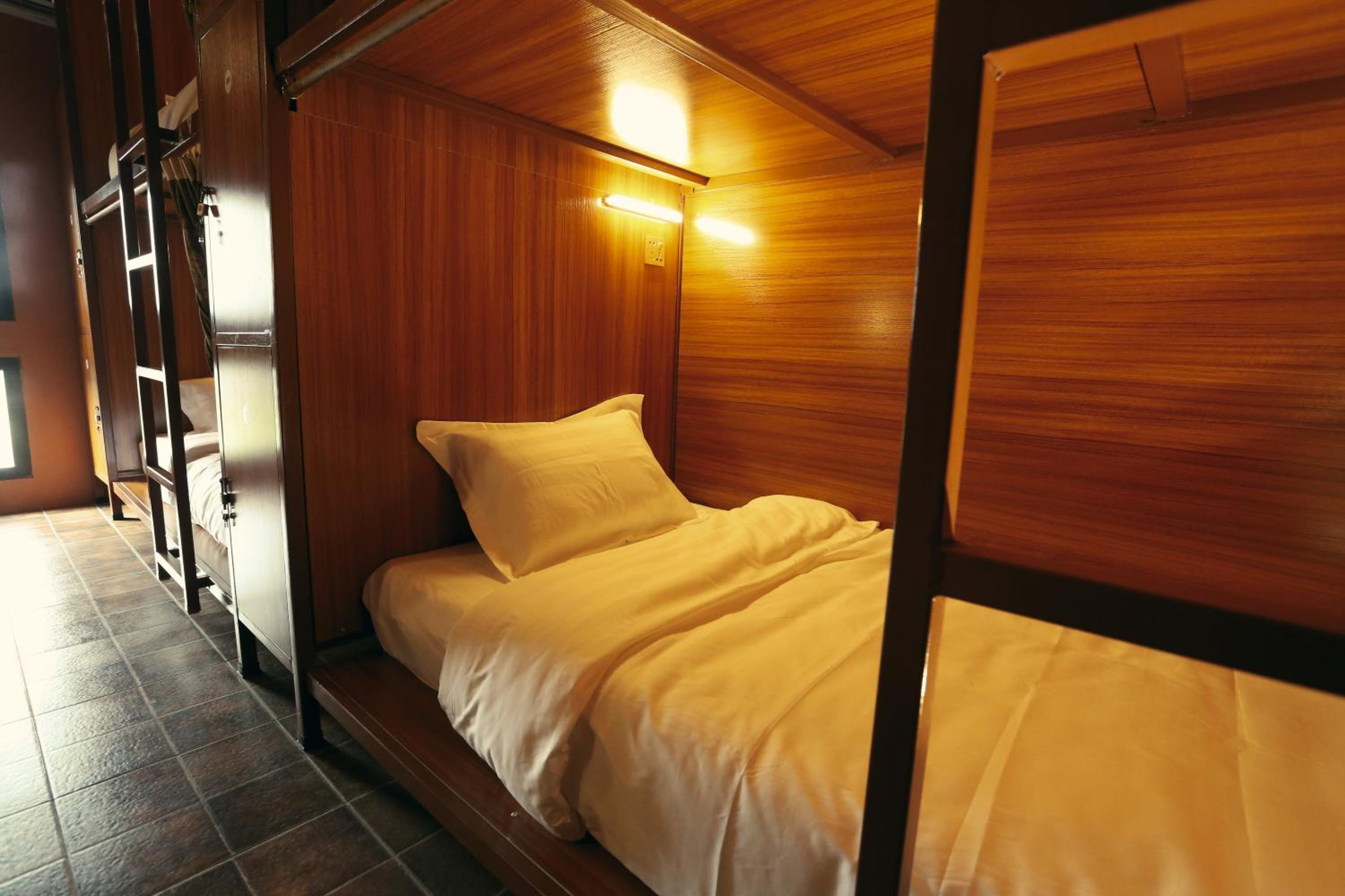 Single Bed in Mixed Dormitory Room