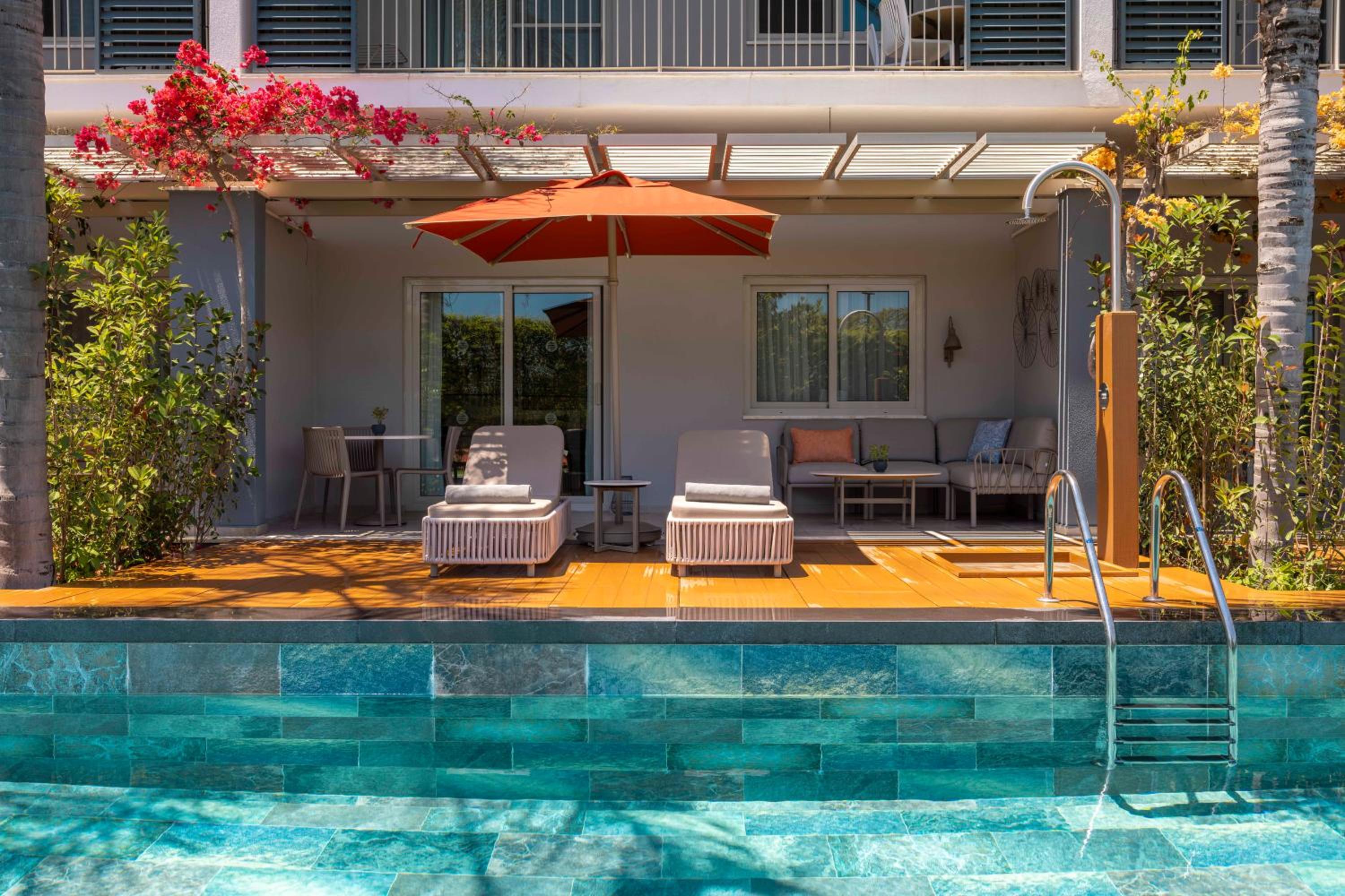 Deluxe Suite Swim Up