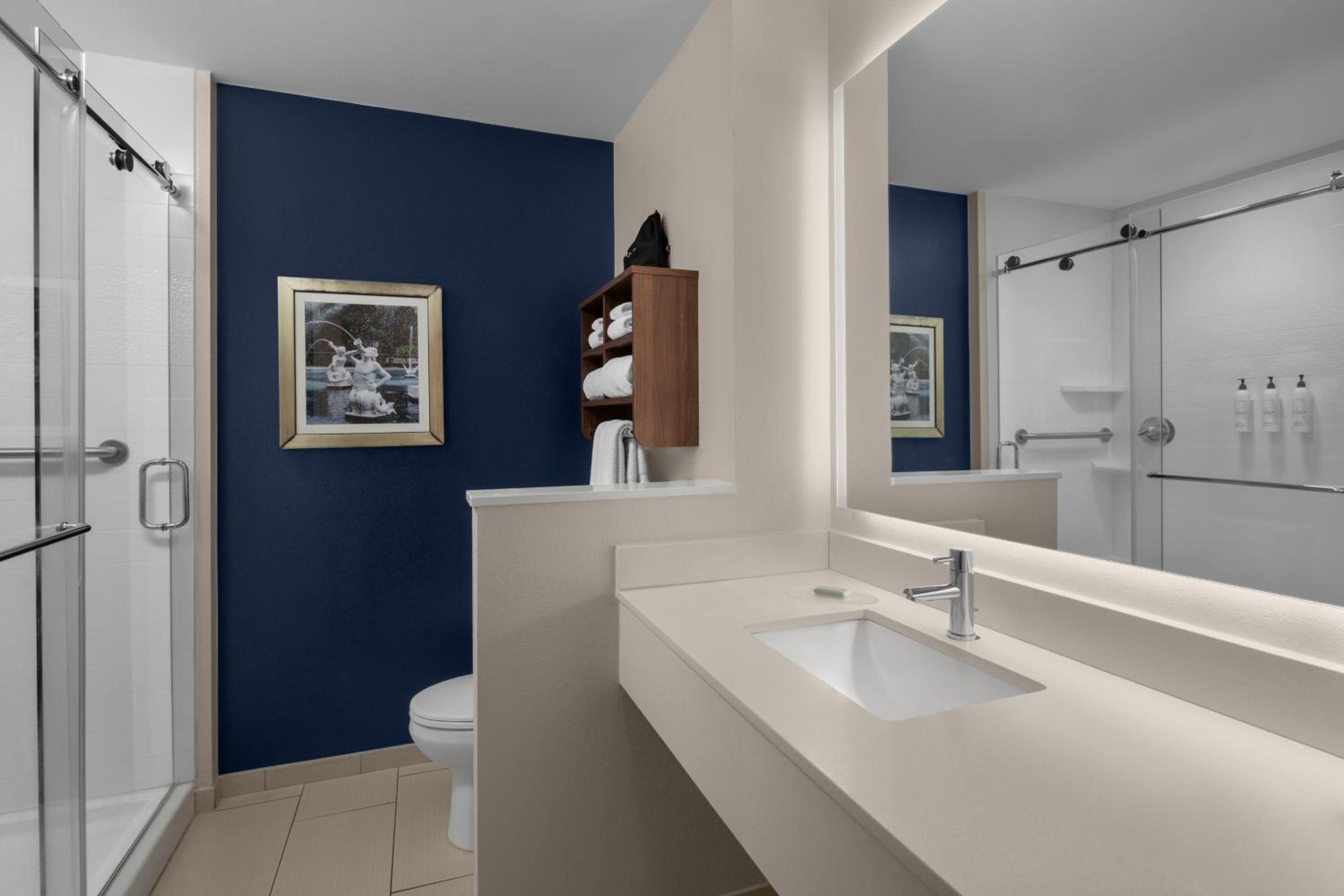 Queen Room with Two Queen Beds photo 3