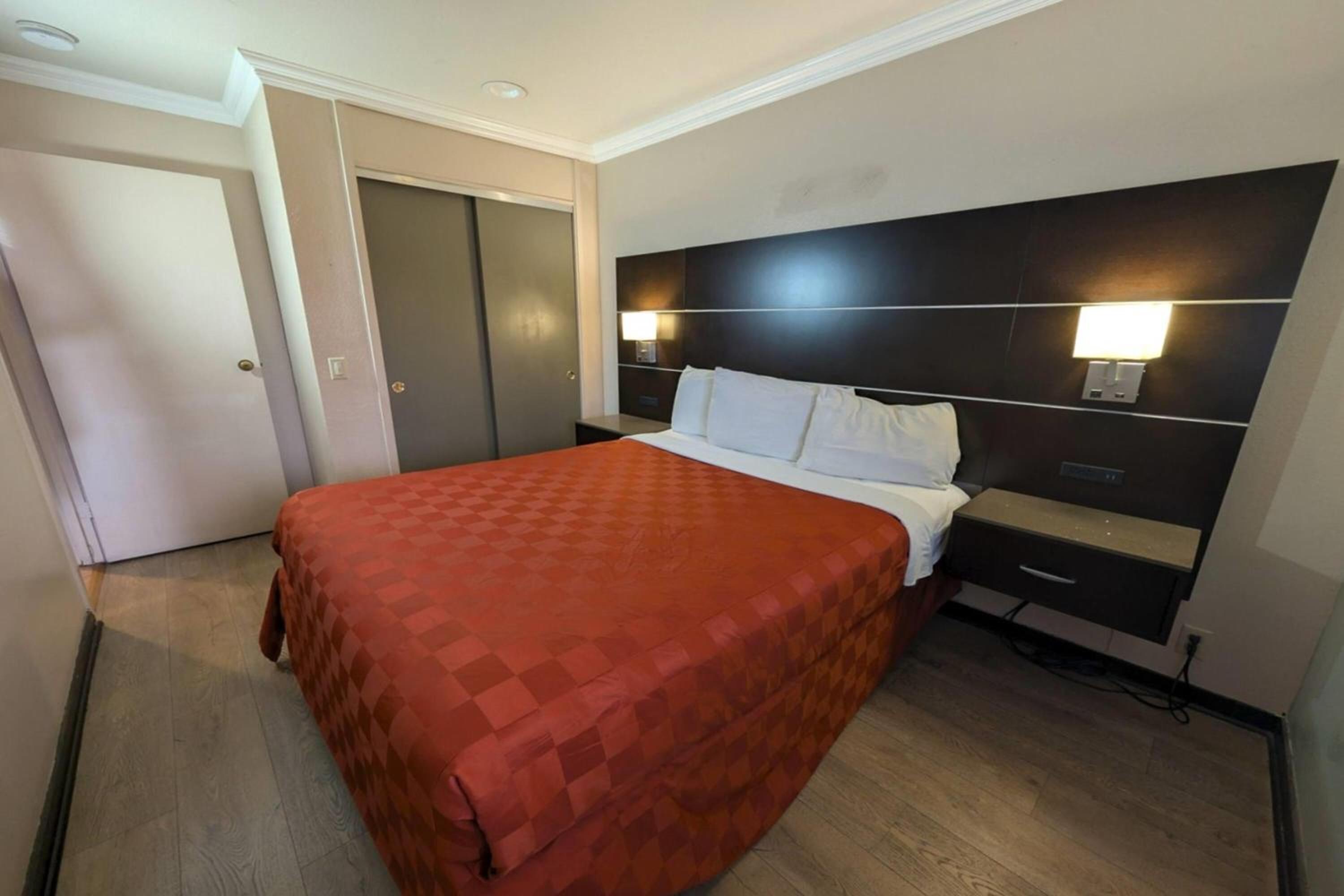 Two-Bedroom Suite with One King Bed and Two Queen Beds - Non-Smoking