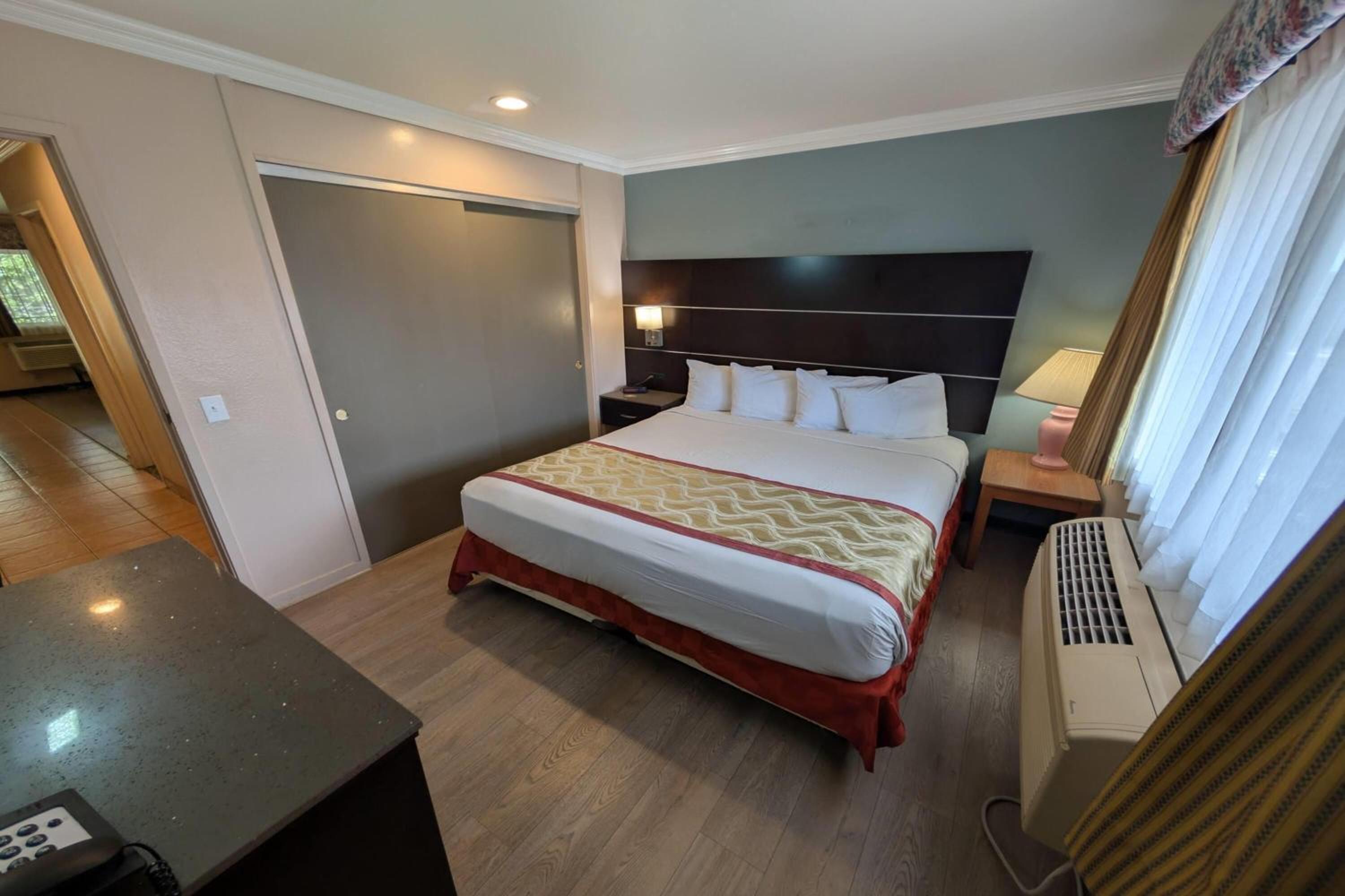One-Bedroom Suite with One King Bed and One Queen Bed - Non-Smoking