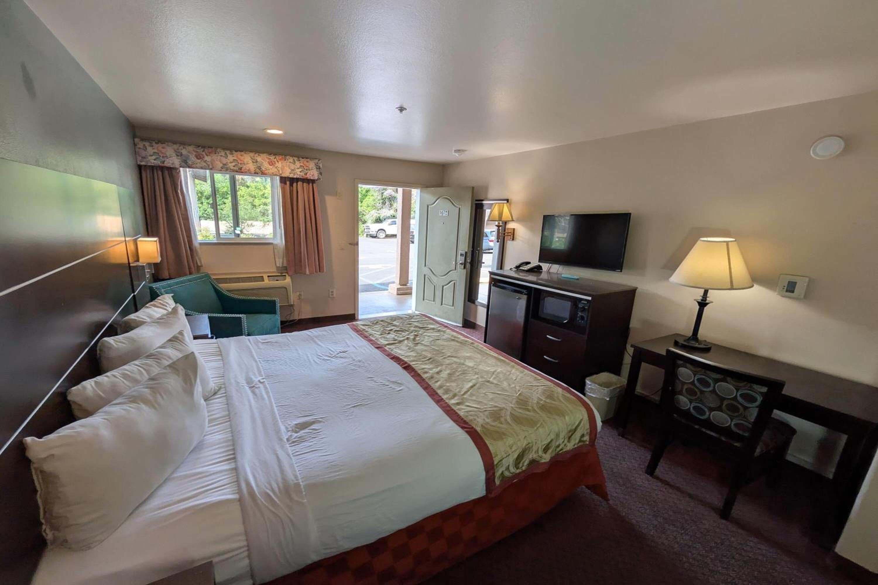 King Room with Tub and Grab Bars - Mobility/Hearing Accessible - Non-Smoking