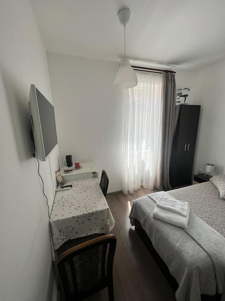 Single Room with Private Bathroom photo 1